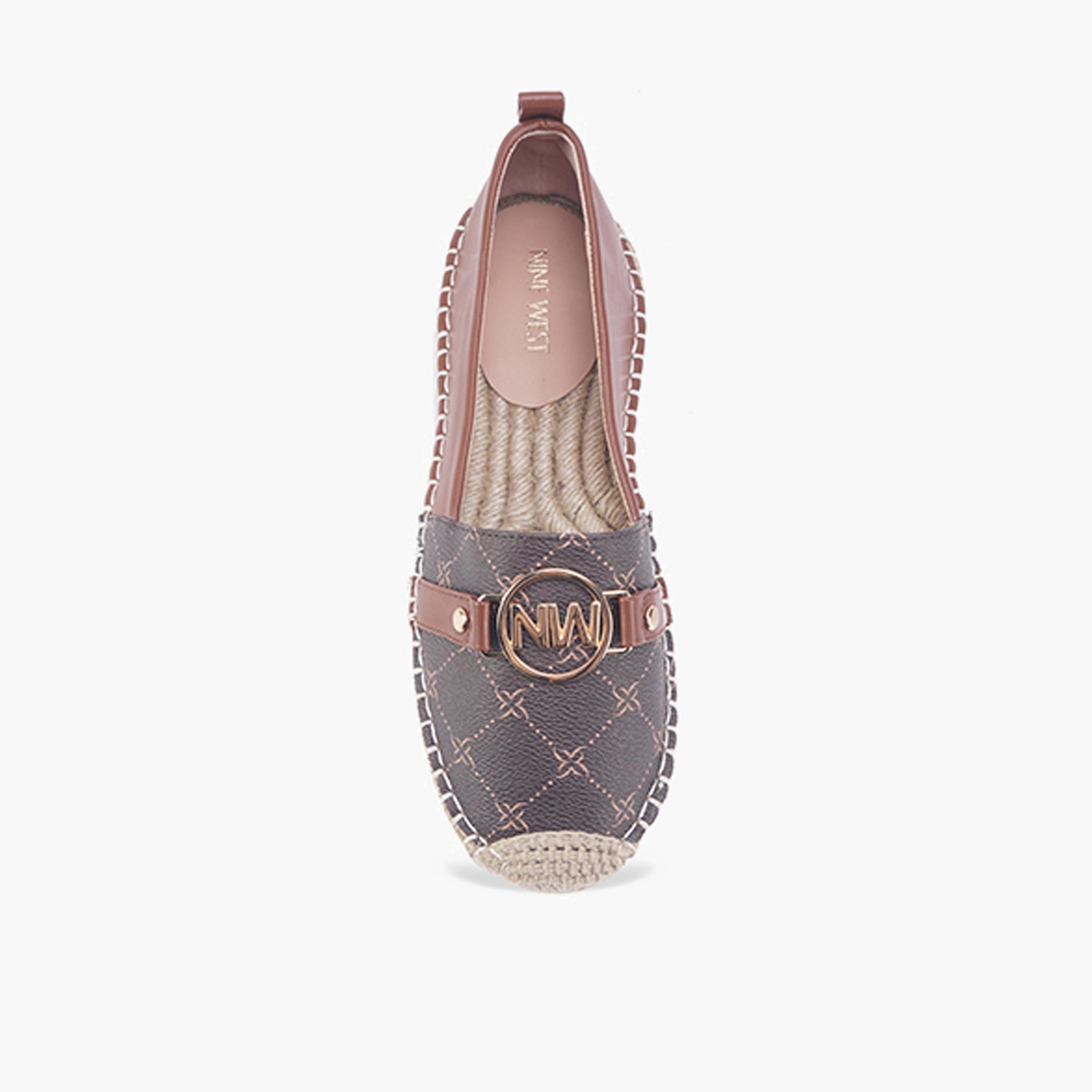 ناين ويست- حذاء مسطح إسبادريل للنساء مع رقعة زينة وطباعة الشعار | JANNY-women-shoes-loafersandmoccasins-image-2