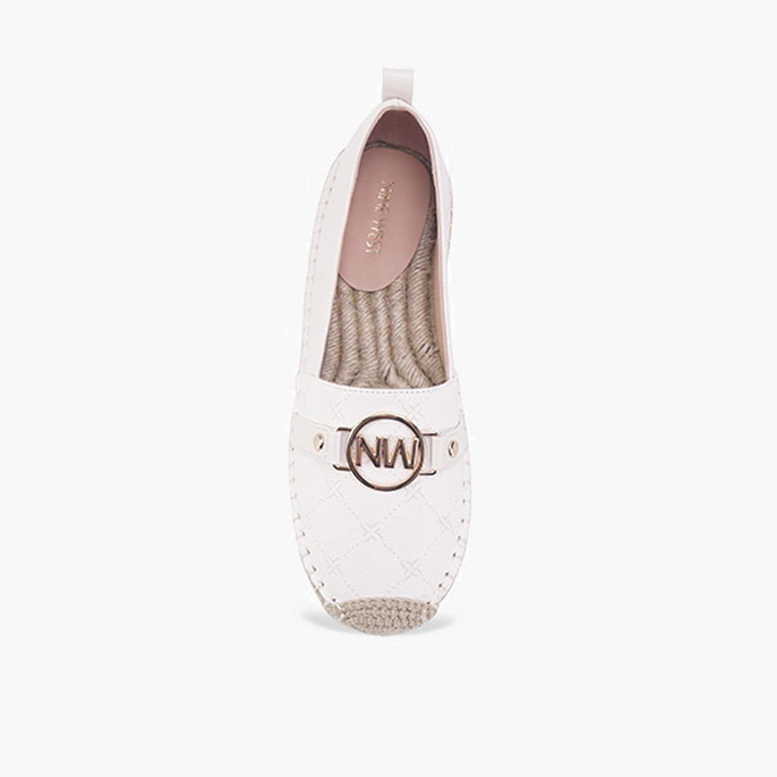 ناين ويست- حذاء مسطح إسبادريل للنساء مع رقعة زينة وطباعة الشعار | JANNY-women-shoes-loafersandmoccasins-image-5
