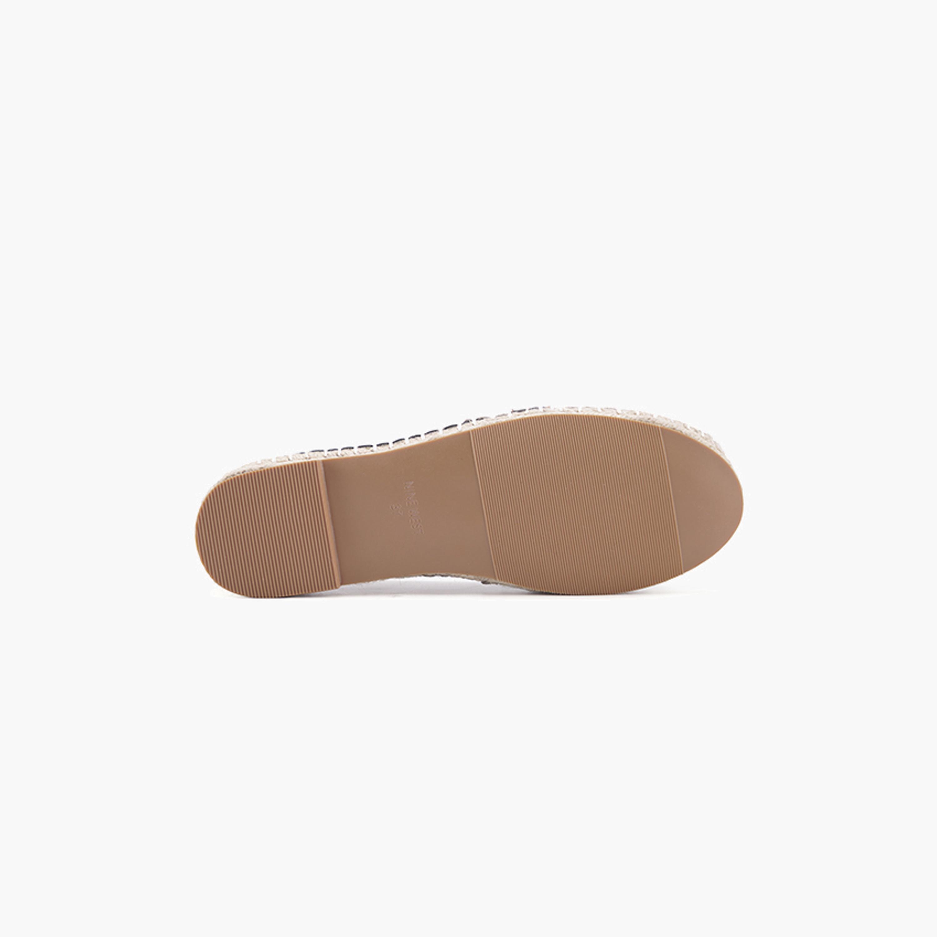 ناين ويست- حذاء مسطح إسبادريل للنساء مع رقعة زينة وطباعة الشعار | JANNY-women-shoes-loafersandmoccasins-image-6