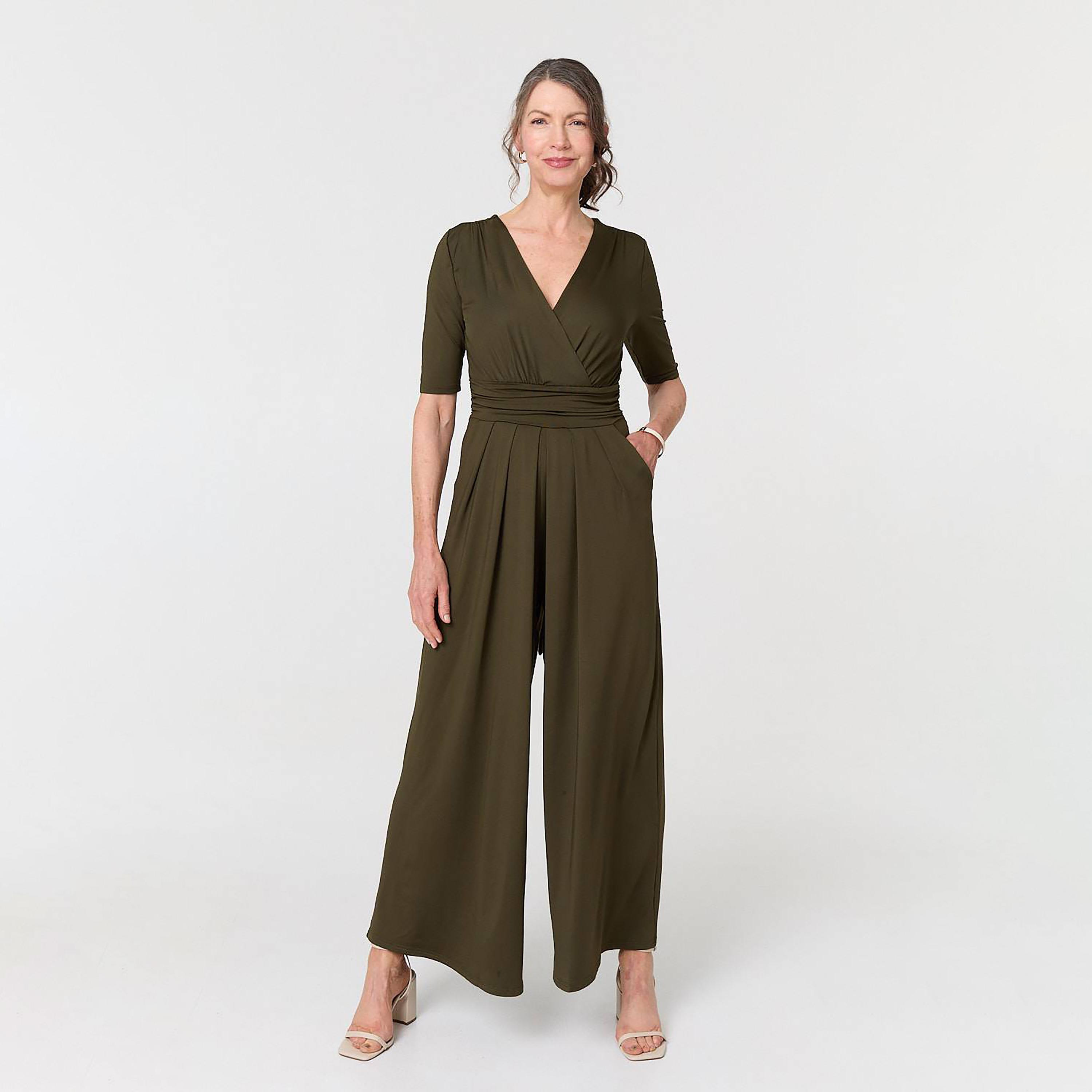 جمبسوت نسائي بفتحة رقبة "سوربليس" وتصميم "لف" من إيزابيل لندن-women-clothing-jumpsuits-image-5
