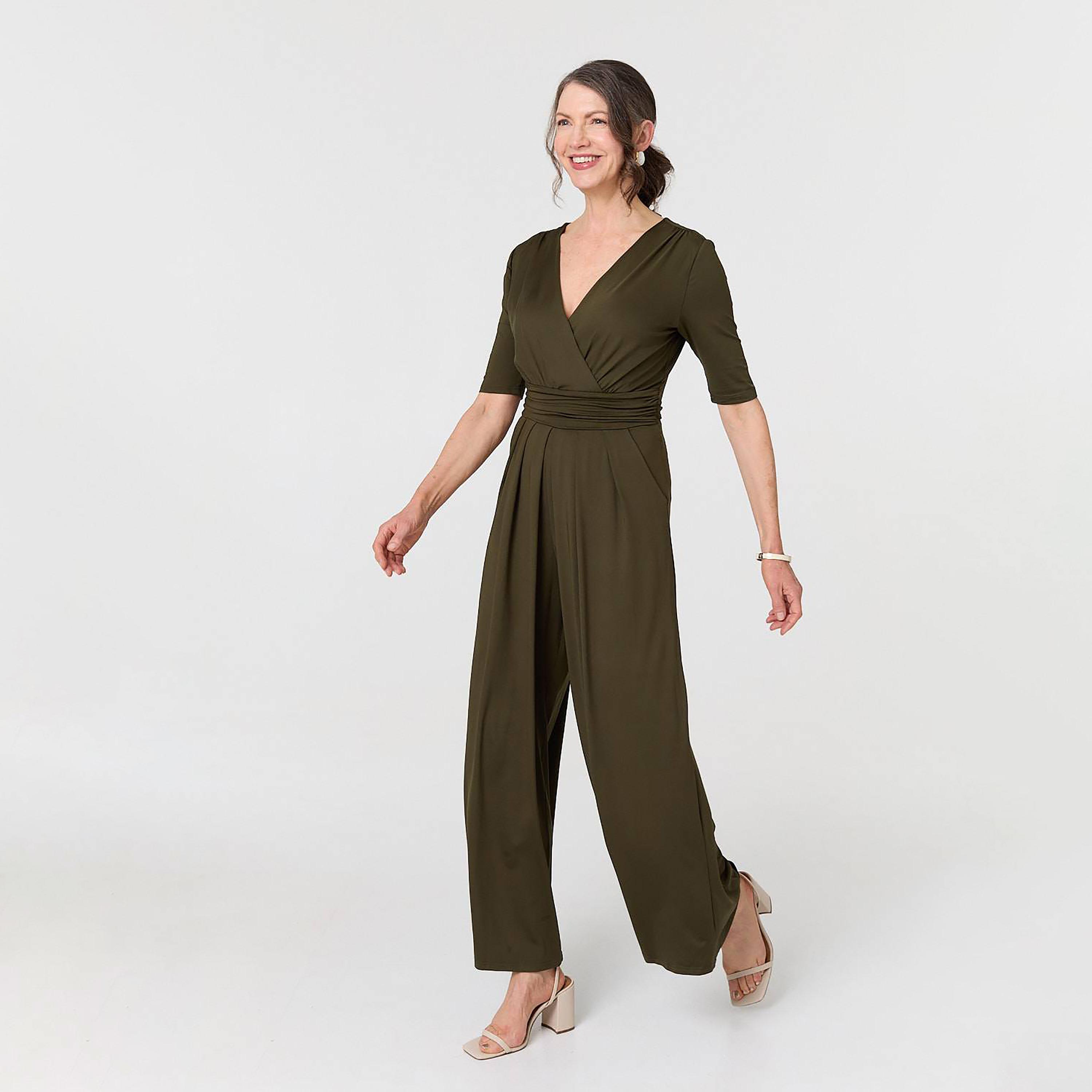 جمبسوت نسائي بفتحة رقبة "سوربليس" وتصميم "لف" من إيزابيل لندن-women-clothing-jumpsuits-image-7