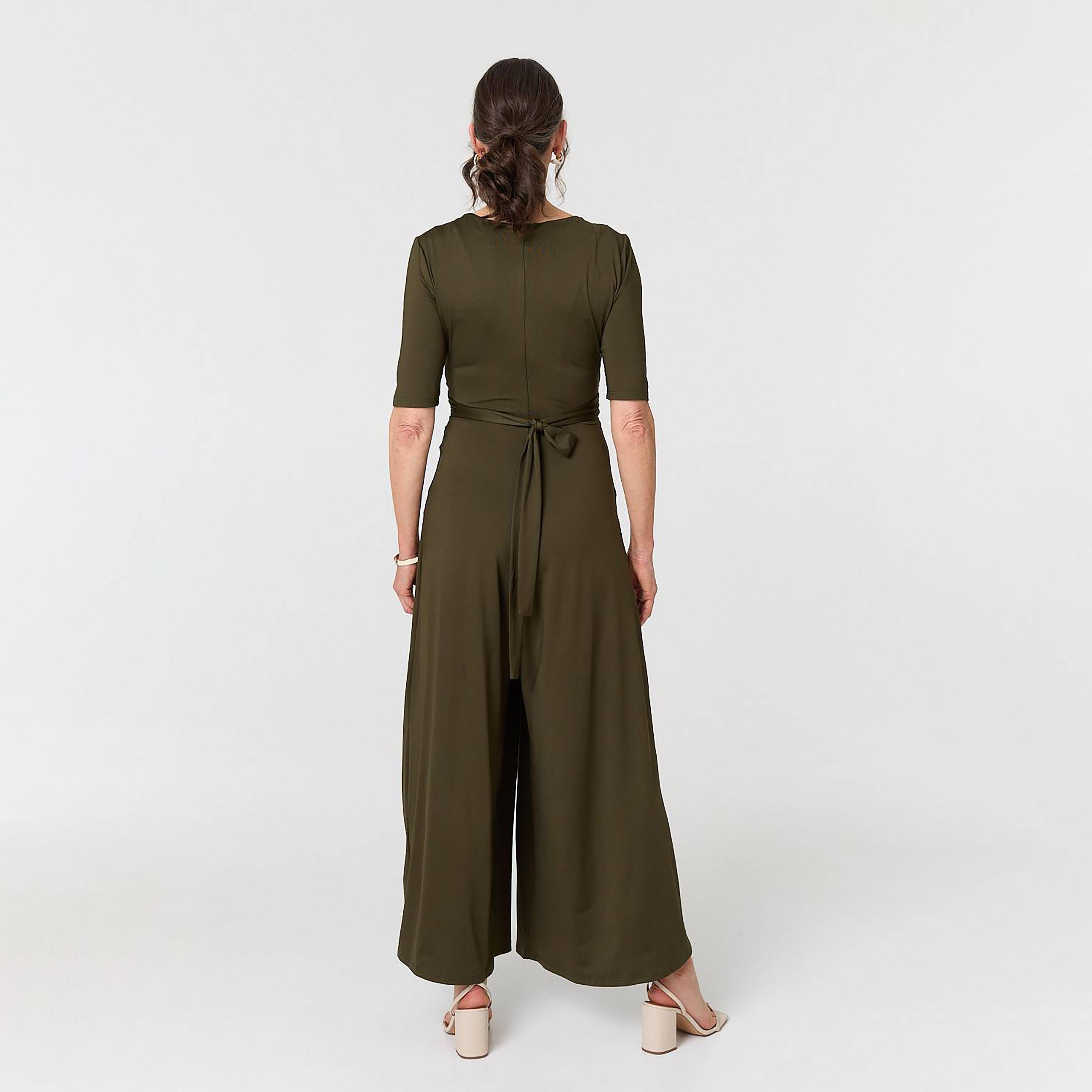 جمبسوت نسائي بفتحة رقبة "سوربليس" وتصميم "لف" من إيزابيل لندن-women-clothing-jumpsuits-image-8