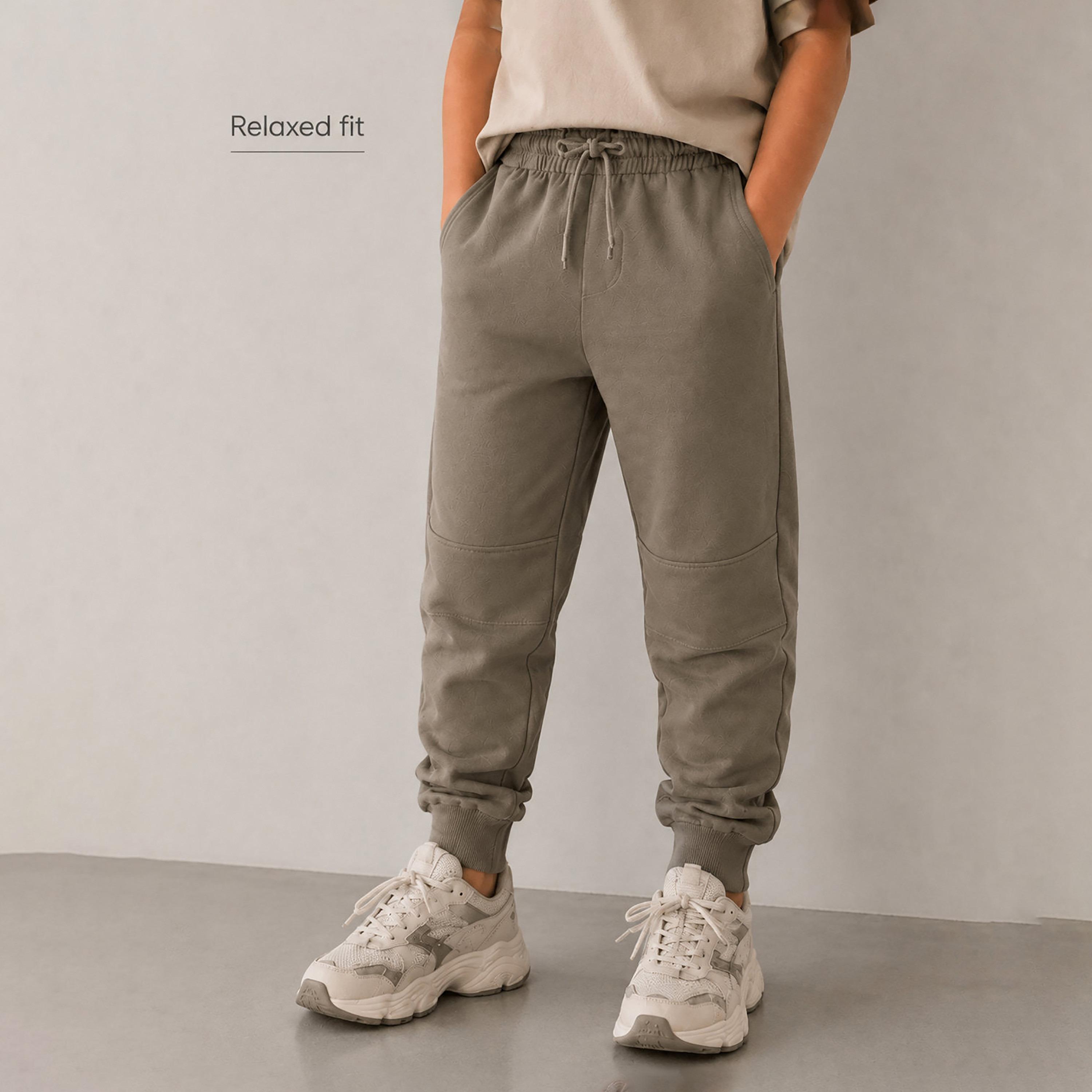 طقم جوجرز قطعة واحدة بخصر مطاطي وحبل ربط سادة من فيكتور وجين-boys-clothing-bottoms-joggersandtrackpants-image-2
