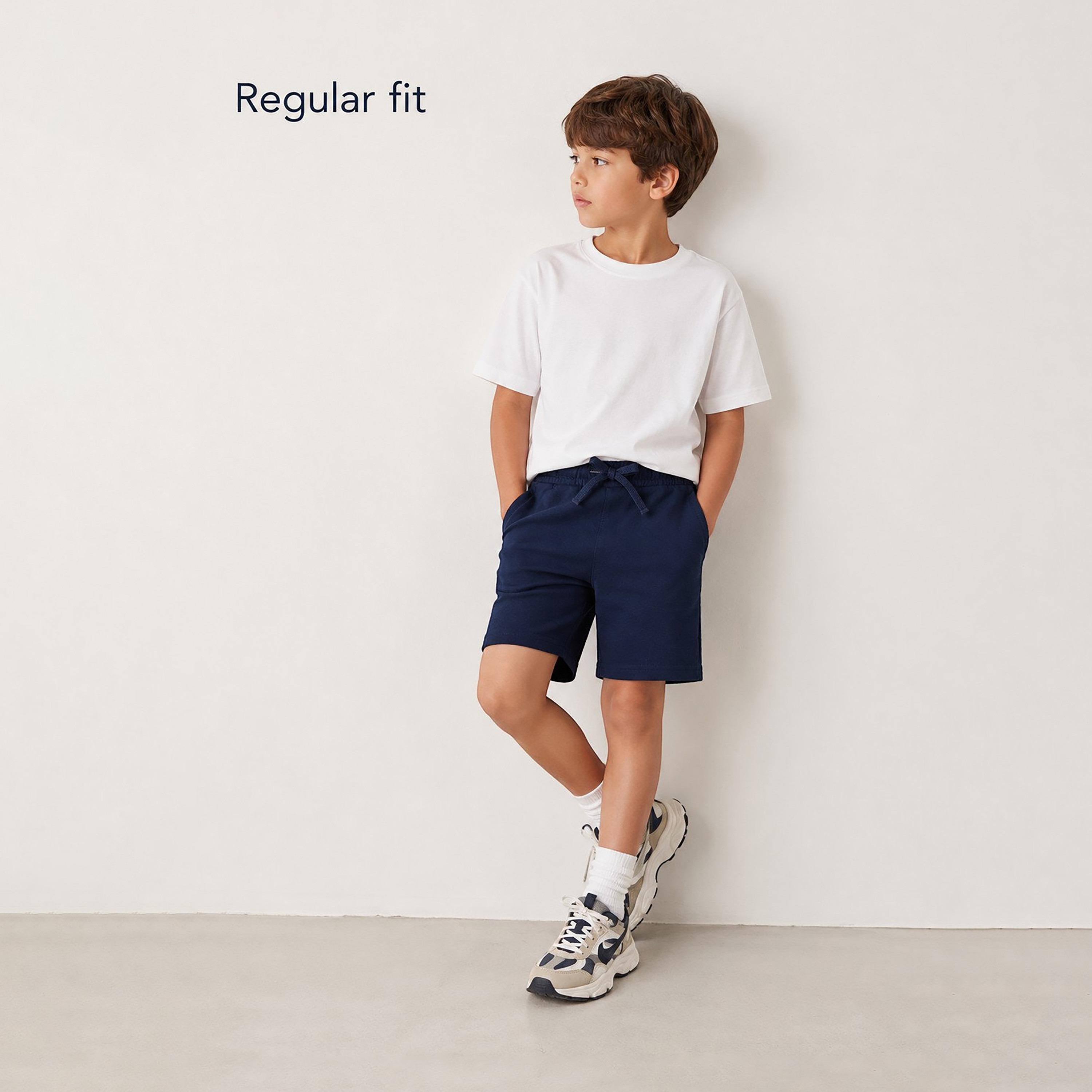 شورت سادة بخصر مطاطي وبرباط من فيكتور أند جين-boys-clothing-bottoms-shorts-image-2