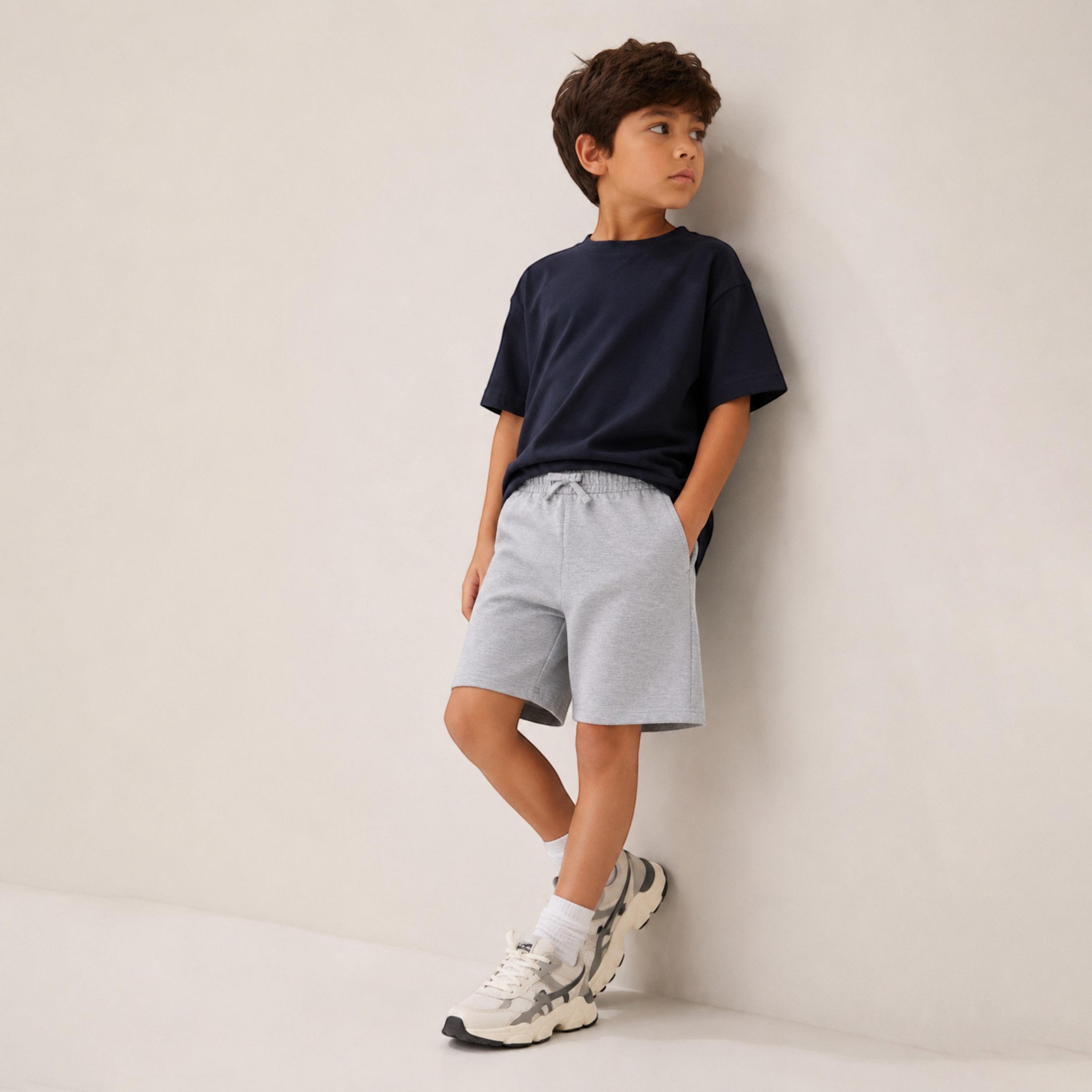 شورت سادة بخصر مطاطي وبرباط من فيكتور أند جين-boys-clothing-bottoms-shorts-image-2