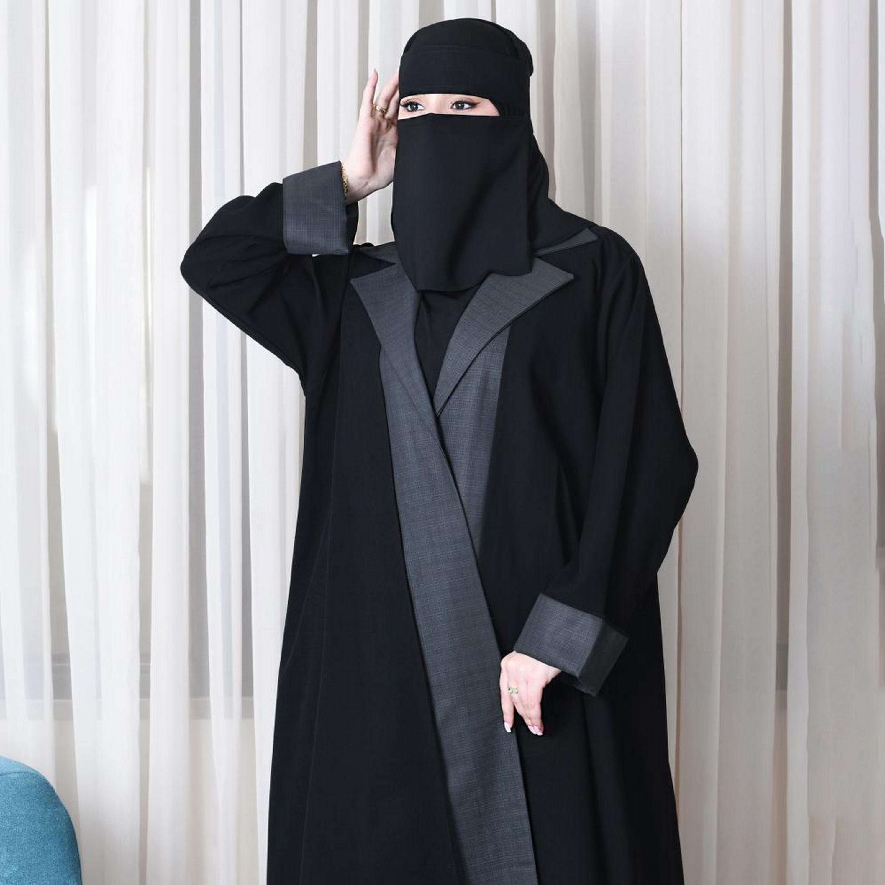 Lamha Black Notch Collared Flared Sleeves Crepe Women's Abaya with Hijab-women-arabicclothing-abayas-image-3