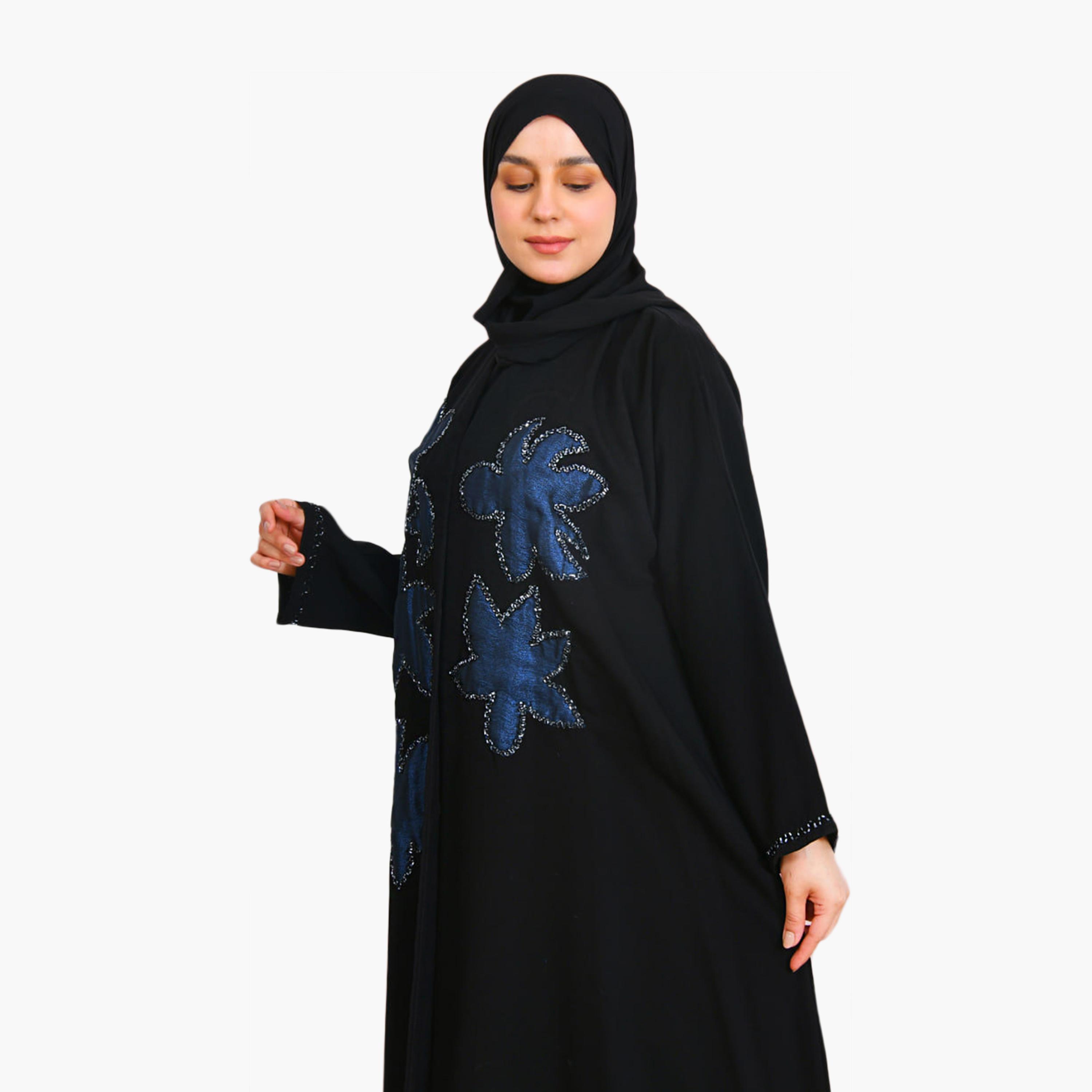 عباية نسائية من الكتان بتصميم ربع كلوش مع حجاب مزينة بتطريزات زهور سوداء من بيوند عباية-women-arabicclothing-abayas-image-2
