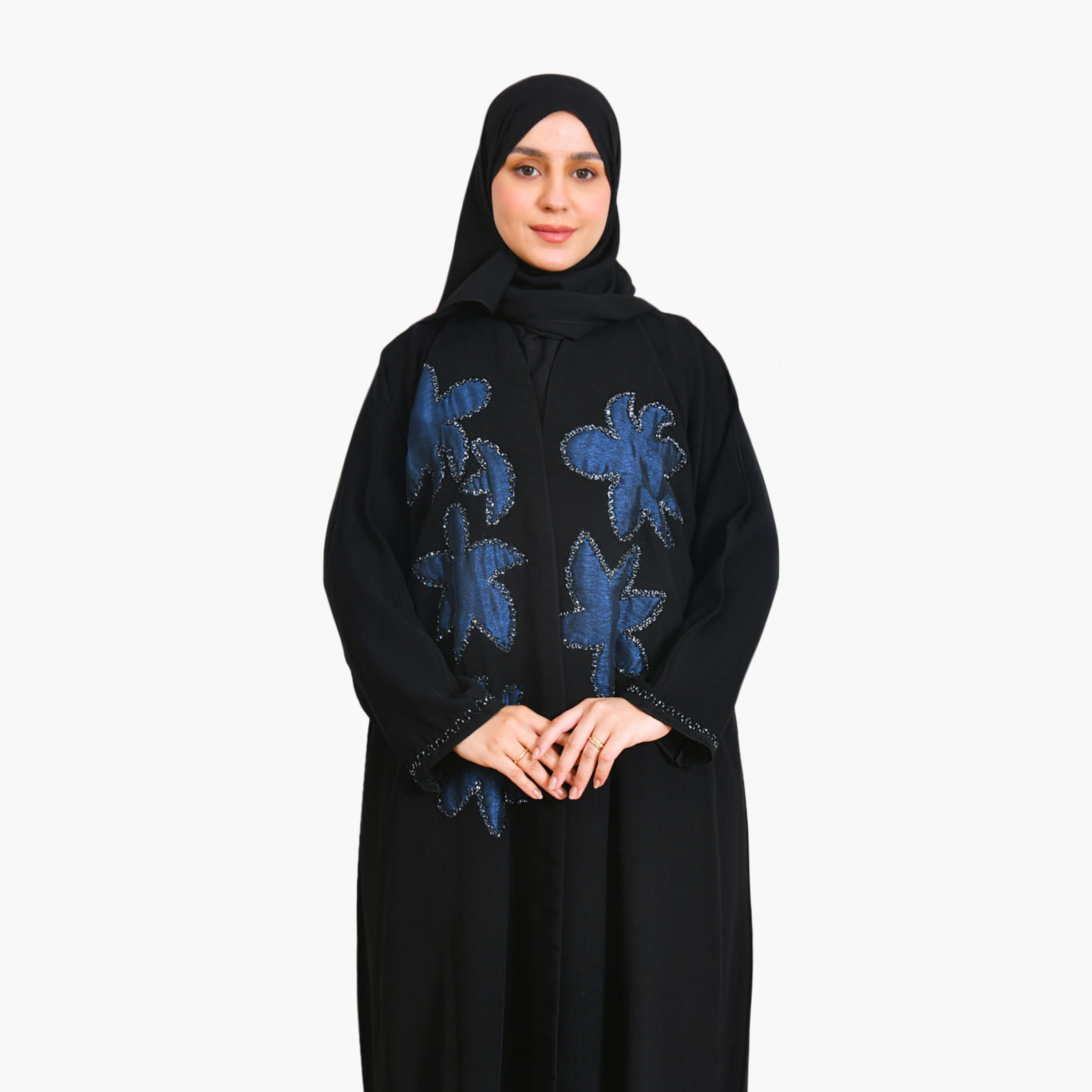 عباية نسائية من الكتان بتصميم ربع كلوش مع حجاب مزينة بتطريزات زهور سوداء من بيوند عباية-women-arabicclothing-abayas-image-3