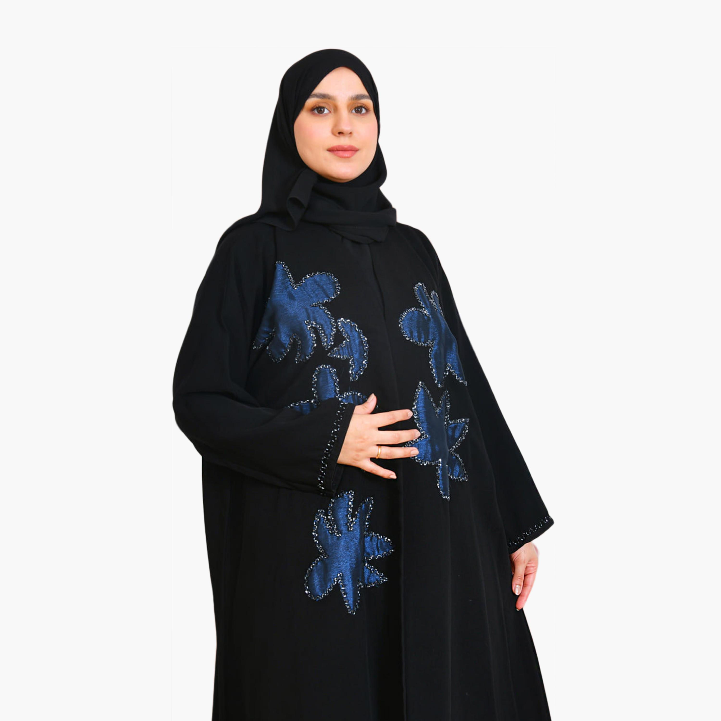 عباية نسائية من الكتان بتصميم ربع كلوش مع حجاب مزينة بتطريزات زهور سوداء من بيوند عباية-women-arabicclothing-abayas-image-4
