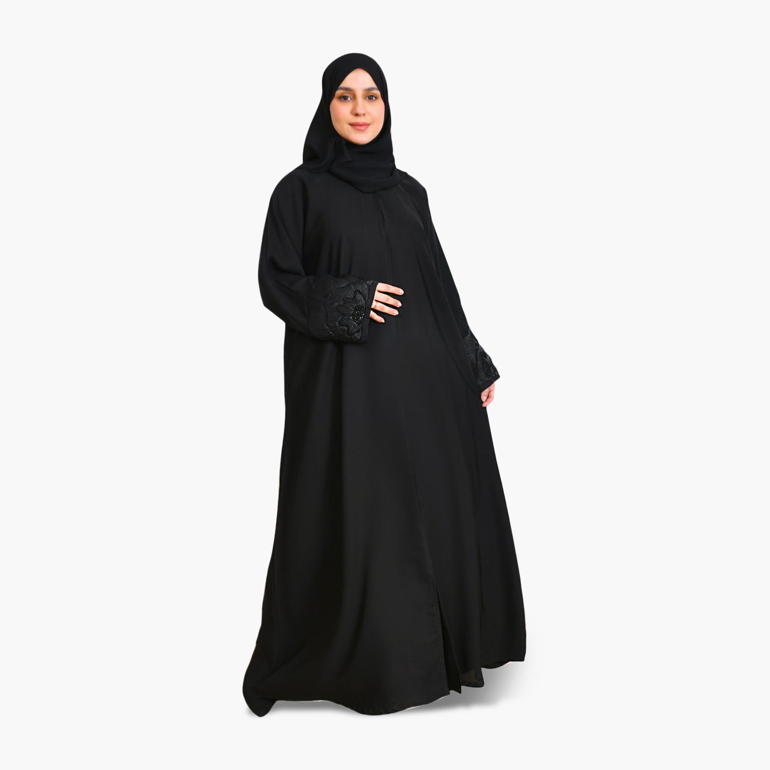 عباية نسائية من الكتان بأكمام مزينة بتفاصيل زهور سوداء بتصميم واسع مع حجاب من بيوند عباية-women-arabicclothing-abayas-image-1