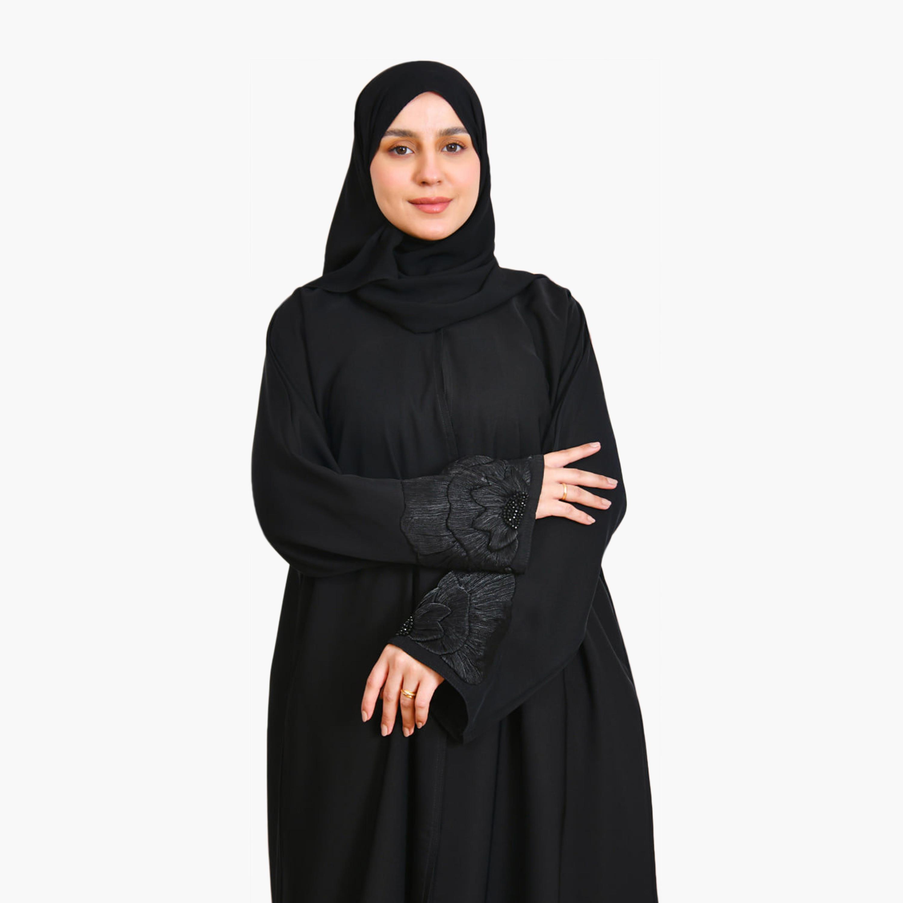 عباية نسائية من الكتان بأكمام مزينة بتفاصيل زهور سوداء بتصميم واسع مع حجاب من بيوند عباية-women-arabicclothing-abayas-image-2