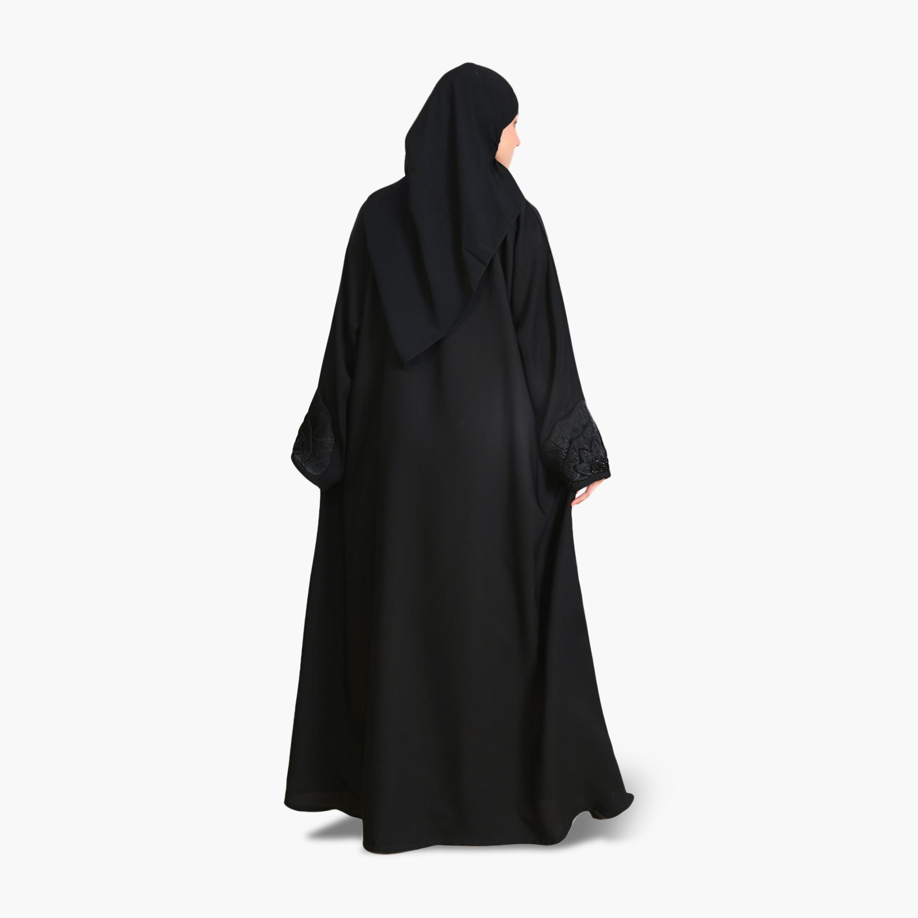 عباية نسائية من الكتان بأكمام مزينة بتفاصيل زهور سوداء بتصميم واسع مع حجاب من بيوند عباية-women-arabicclothing-abayas-image-5