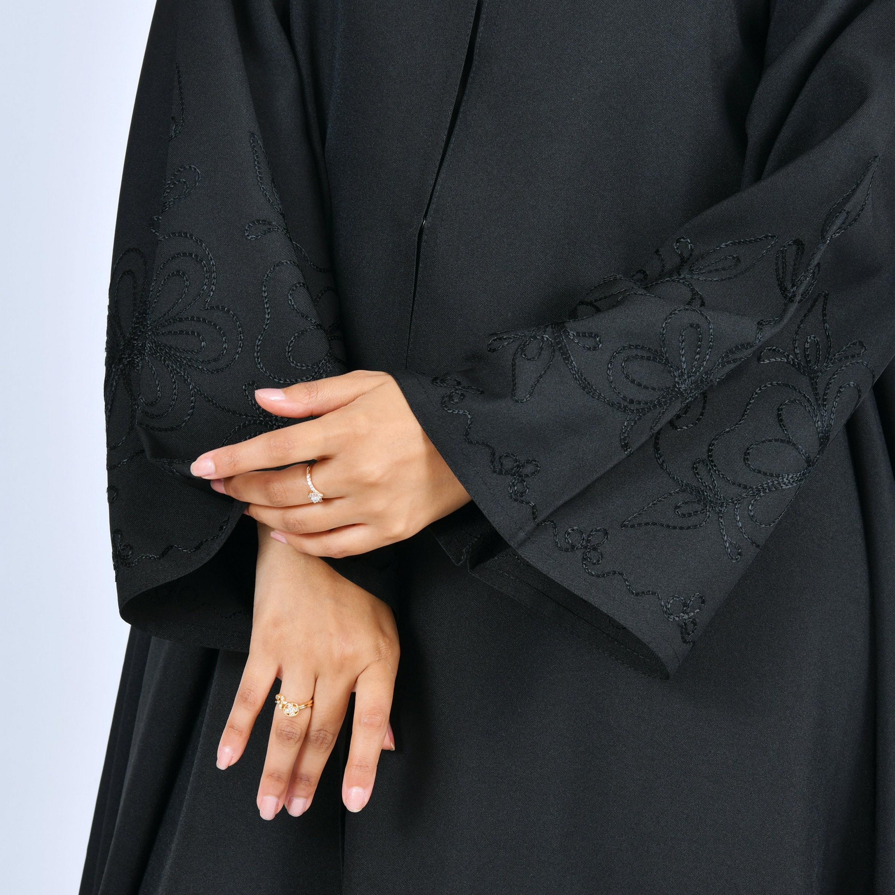 عباية "دبل كلوش" كتان بأكمام مطرزة نسائية - أسود من لمحة-women-arabicclothing-abayas-image-3
