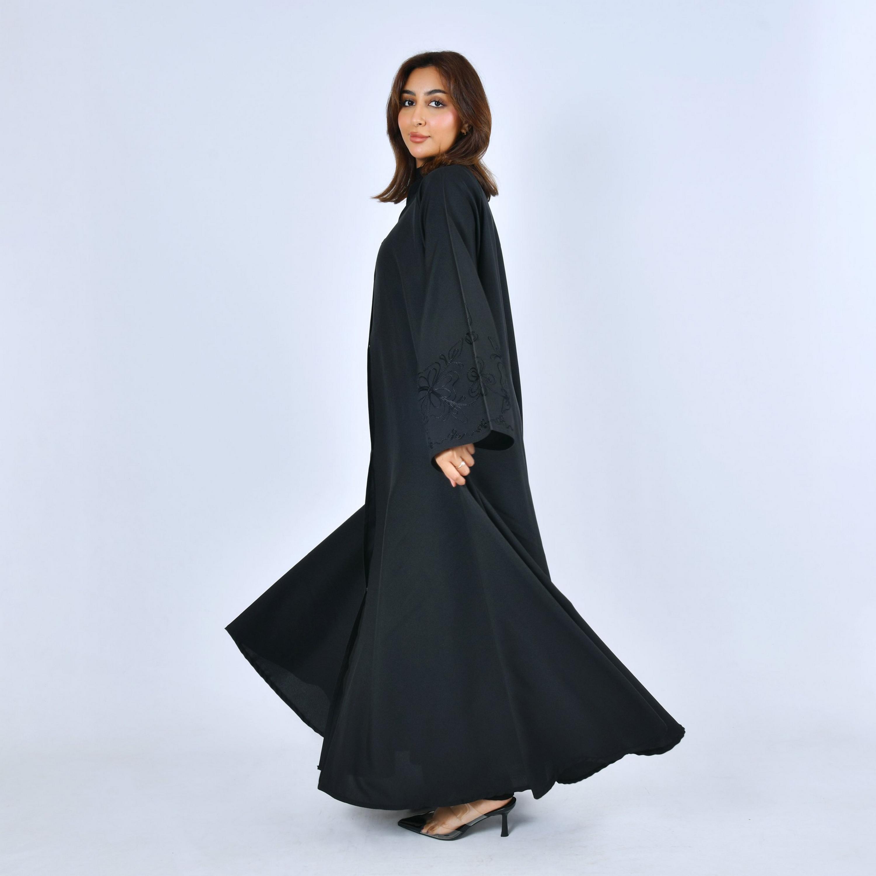عباية "دبل كلوش" كتان بأكمام مطرزة نسائية - أسود من لمحة-women-arabicclothing-abayas-image-5