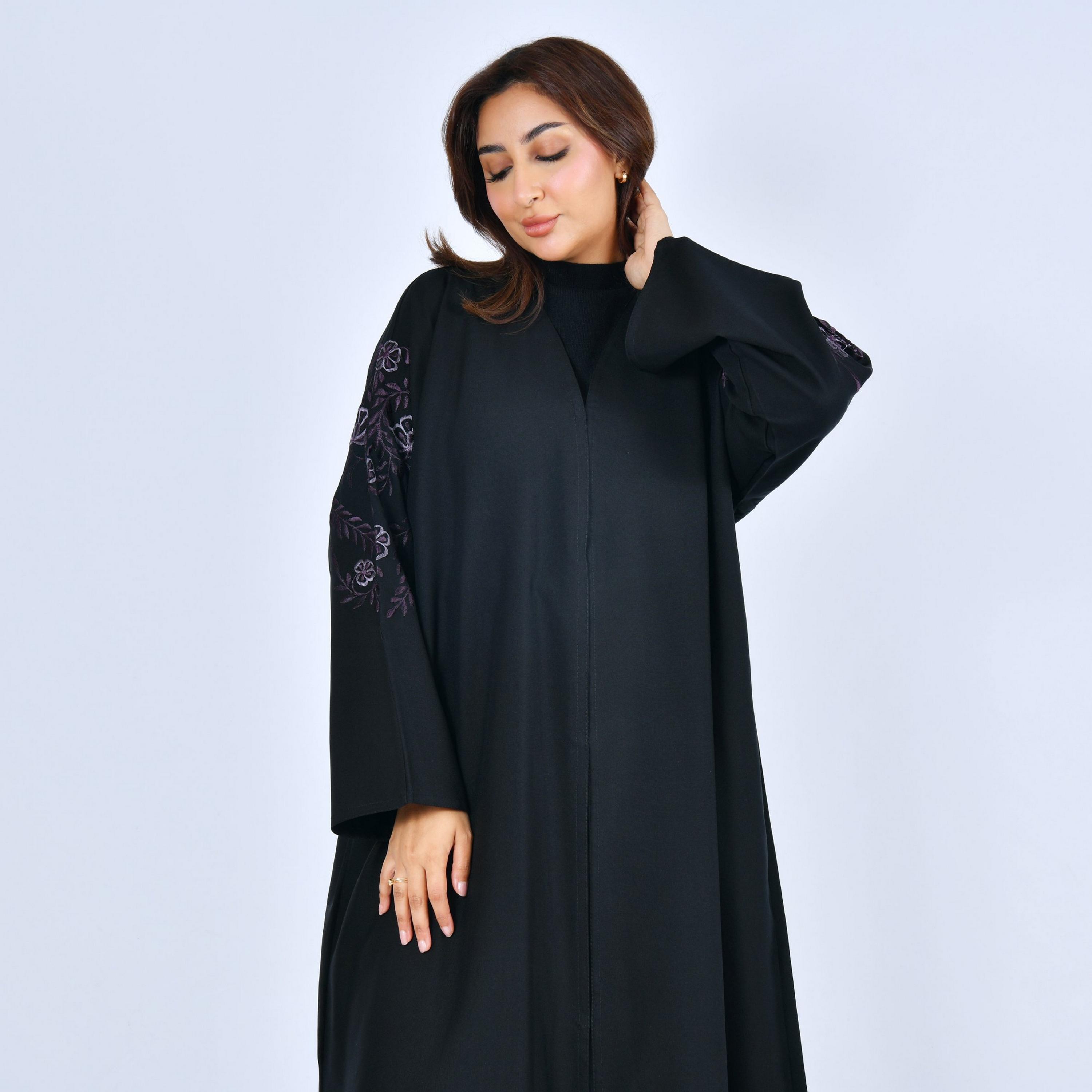 عباية كتان بأكمام مطرزة نسائية - أسود من لمحة-women-arabicclothing-abayas-image-2
