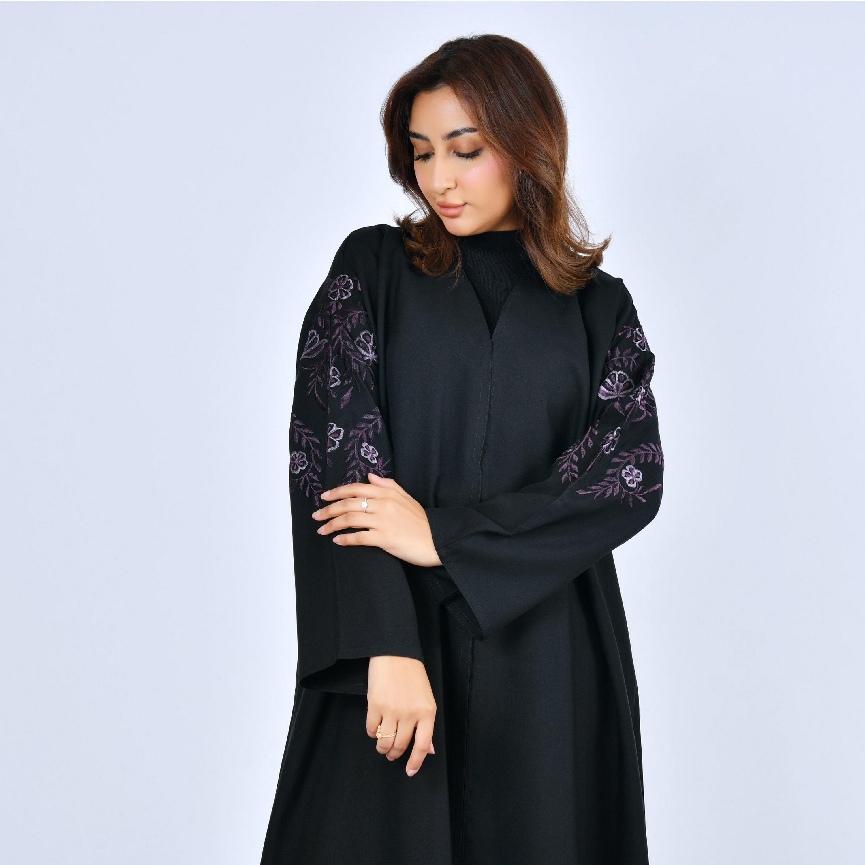 عباية كتان بأكمام مطرزة نسائية - أسود من لمحة-women-arabicclothing-abayas-image-3