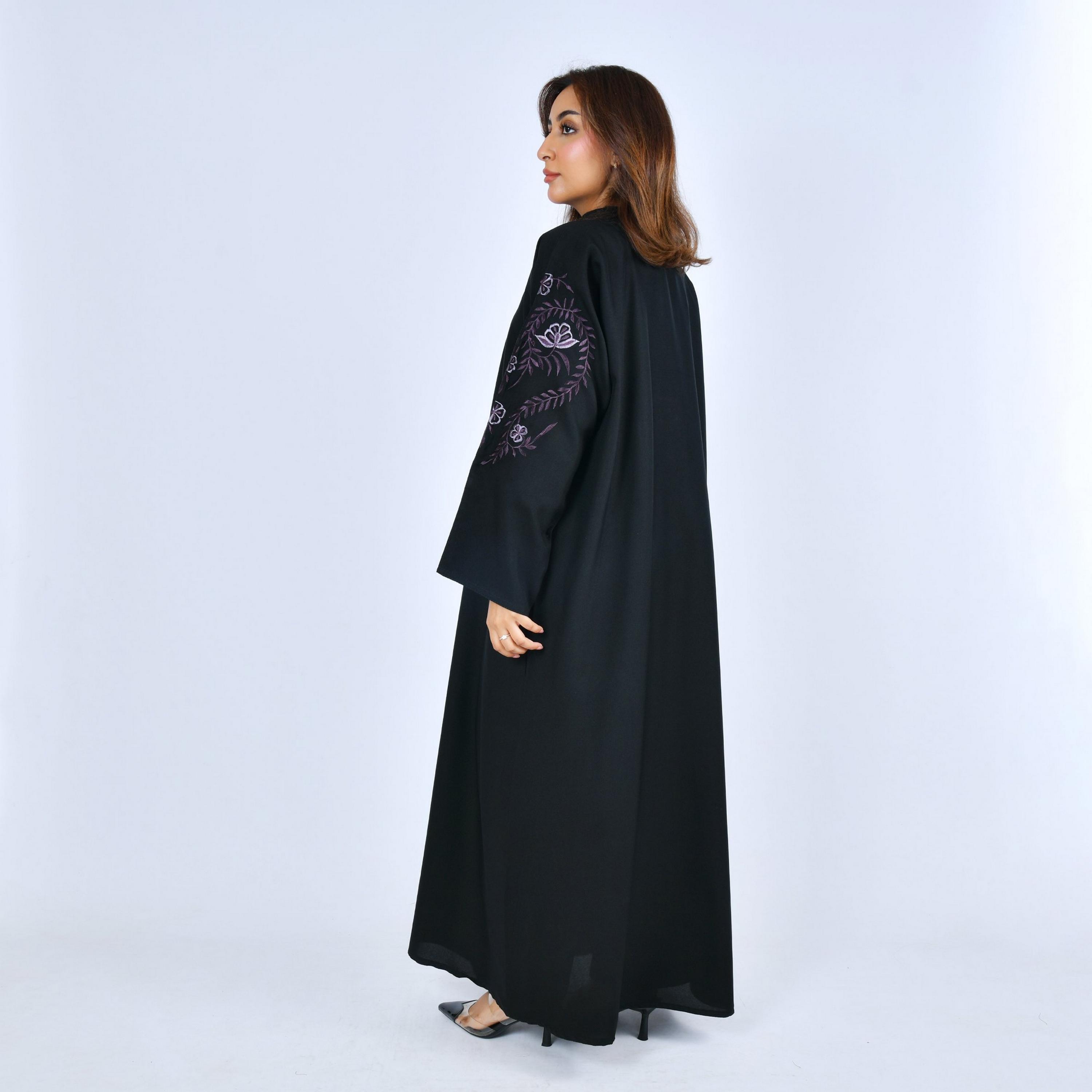 عباية كتان بأكمام مطرزة نسائية - أسود من لمحة-women-arabicclothing-abayas-image-4