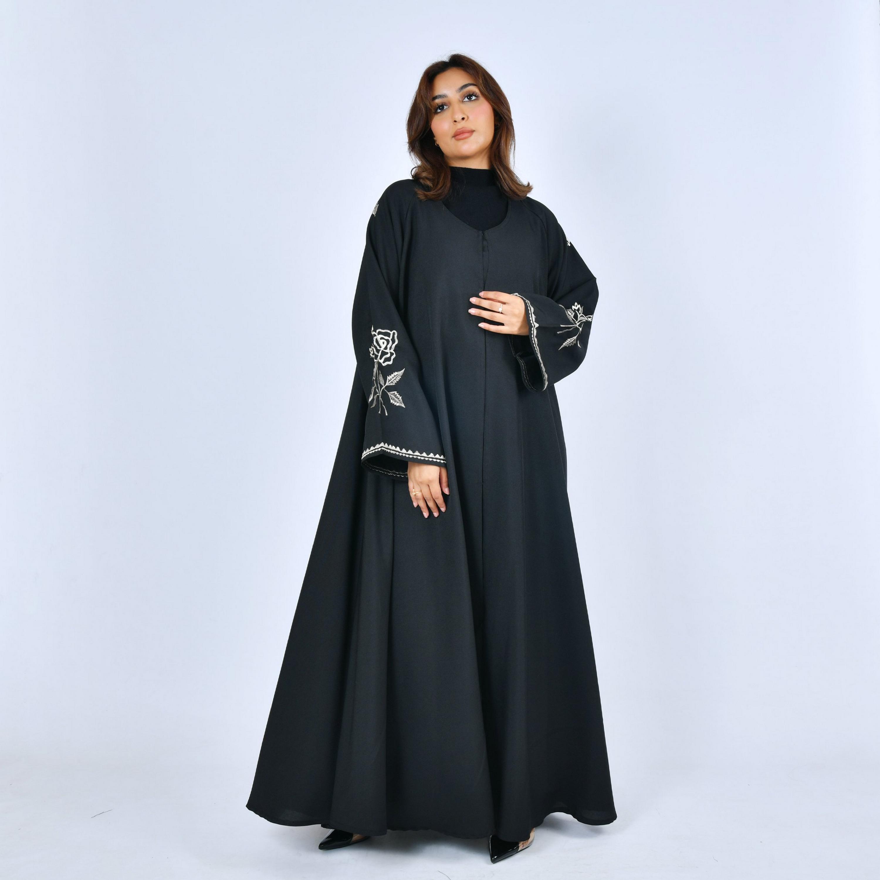 عباية "دبل كلوش" كتان بأكمام "فليرد" وتطريز روز نسائية - أسود من لمحة-women-arabicclothing-abayas-image-1