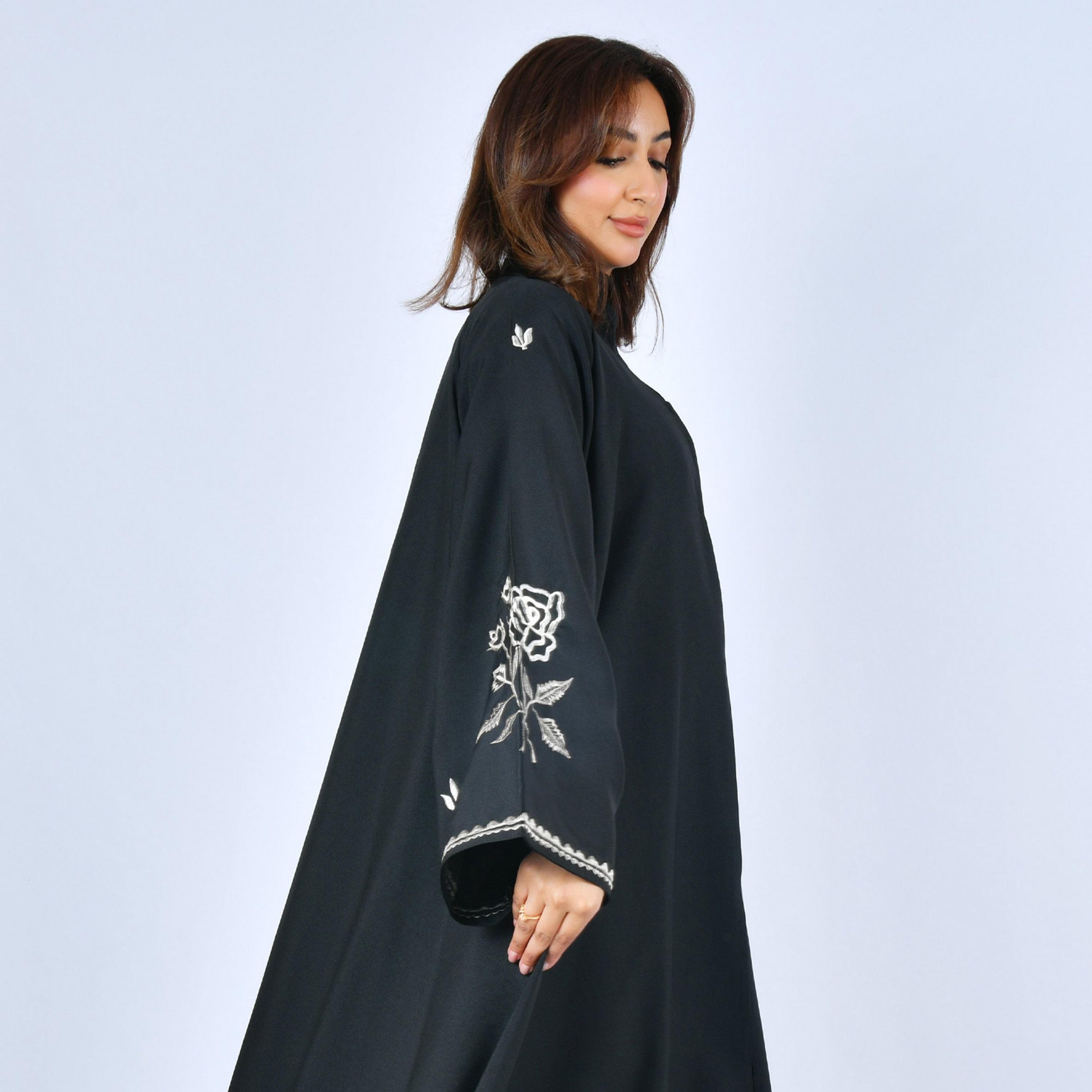 عباية "دبل كلوش" كتان بأكمام "فليرد" وتطريز روز نسائية - أسود من لمحة-women-arabicclothing-abayas-image-2