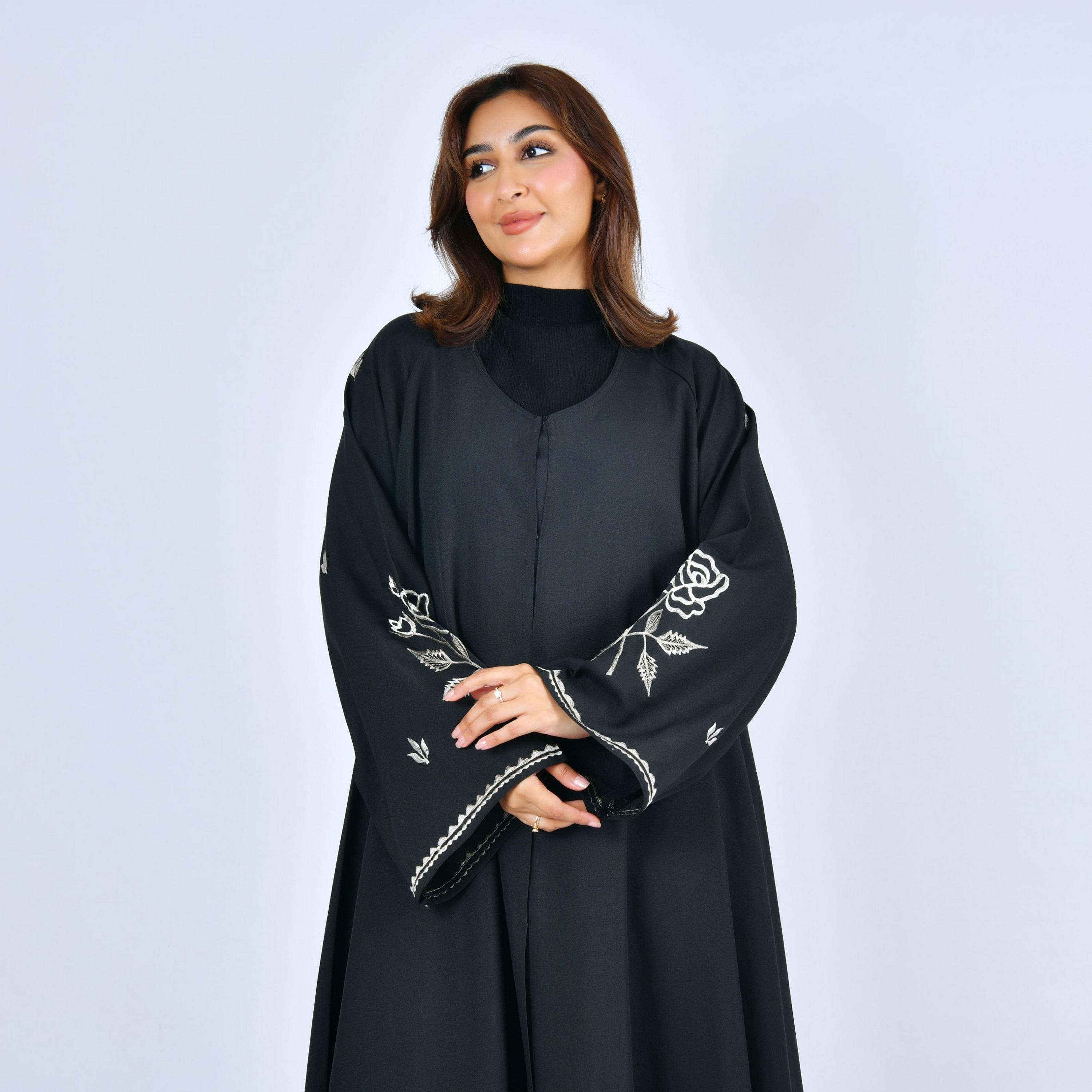 عباية "دبل كلوش" كتان بأكمام "فليرد" وتطريز روز نسائية - أسود من لمحة-women-arabicclothing-abayas-image-3
