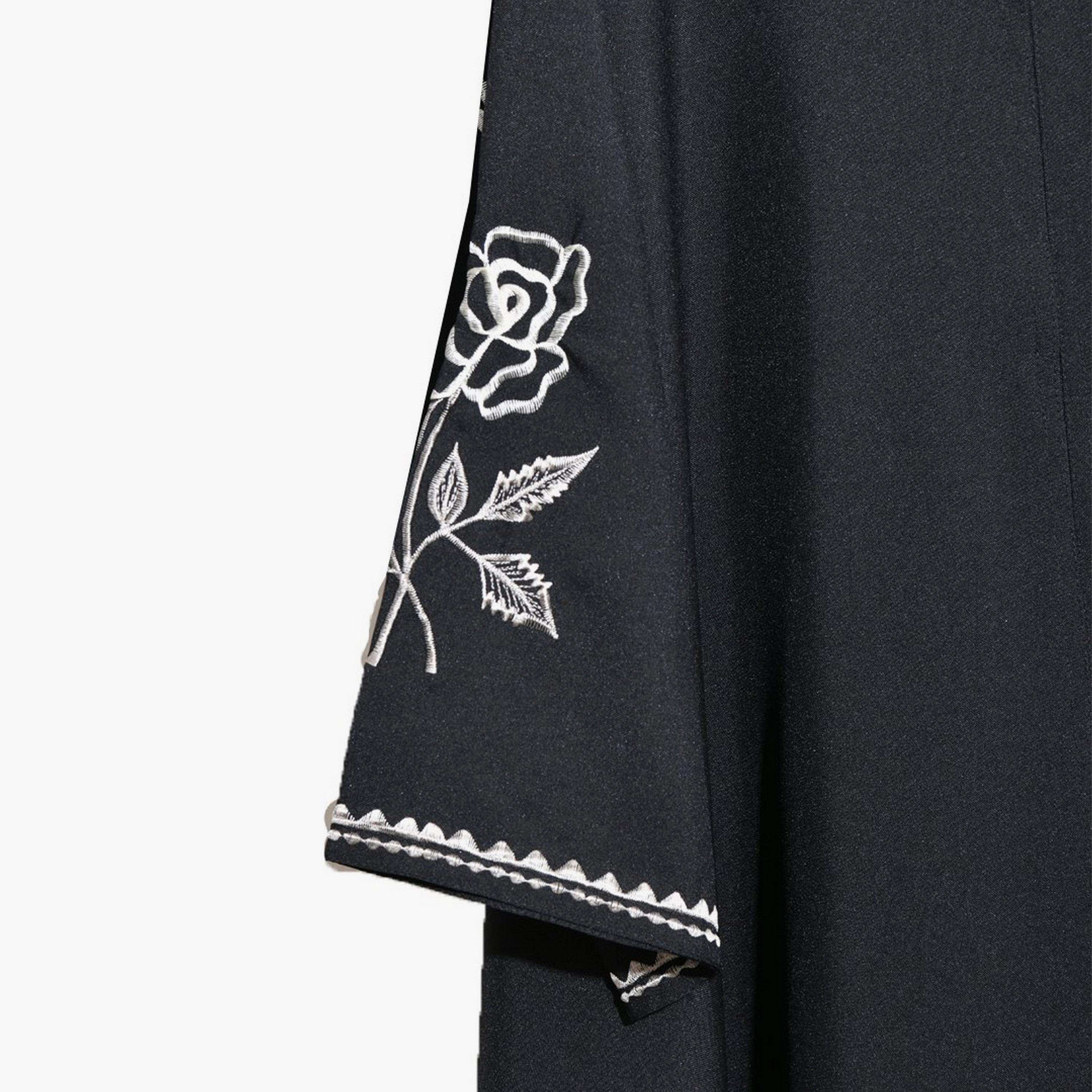 عباية "دبل كلوش" كتان بأكمام "فليرد" وتطريز روز نسائية - أسود من لمحة-women-arabicclothing-abayas-image-4