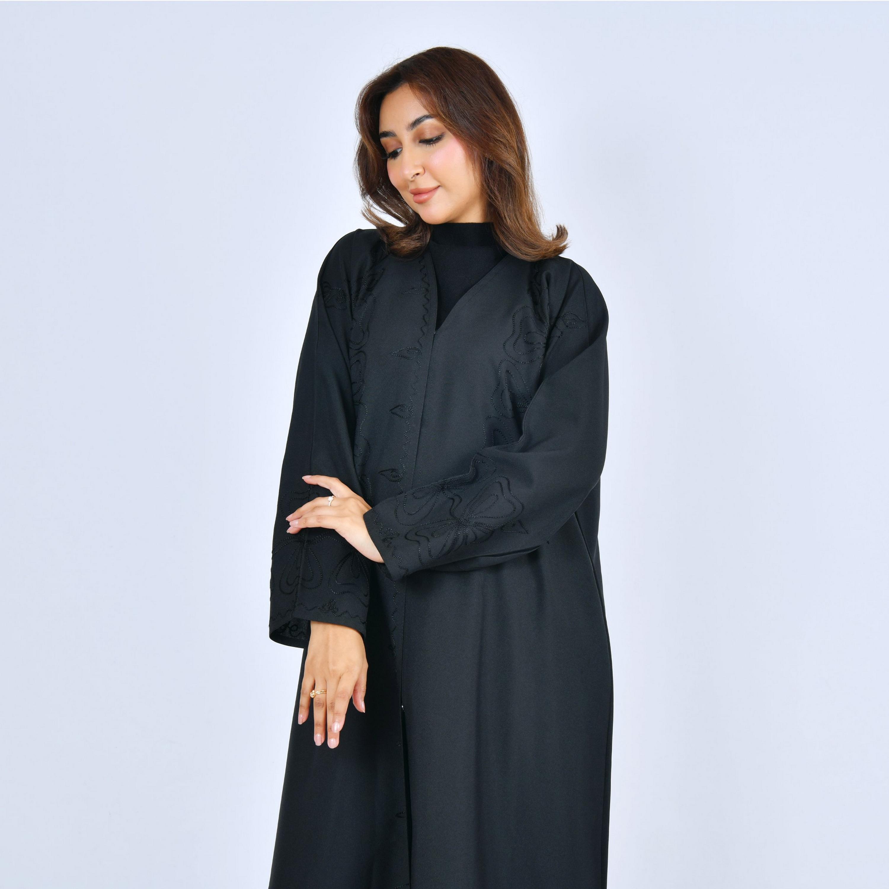 عباية كتان بأكمام واسعة مطرزة نسائية - أسود من لمحة-women-arabicclothing-abayas-image-2