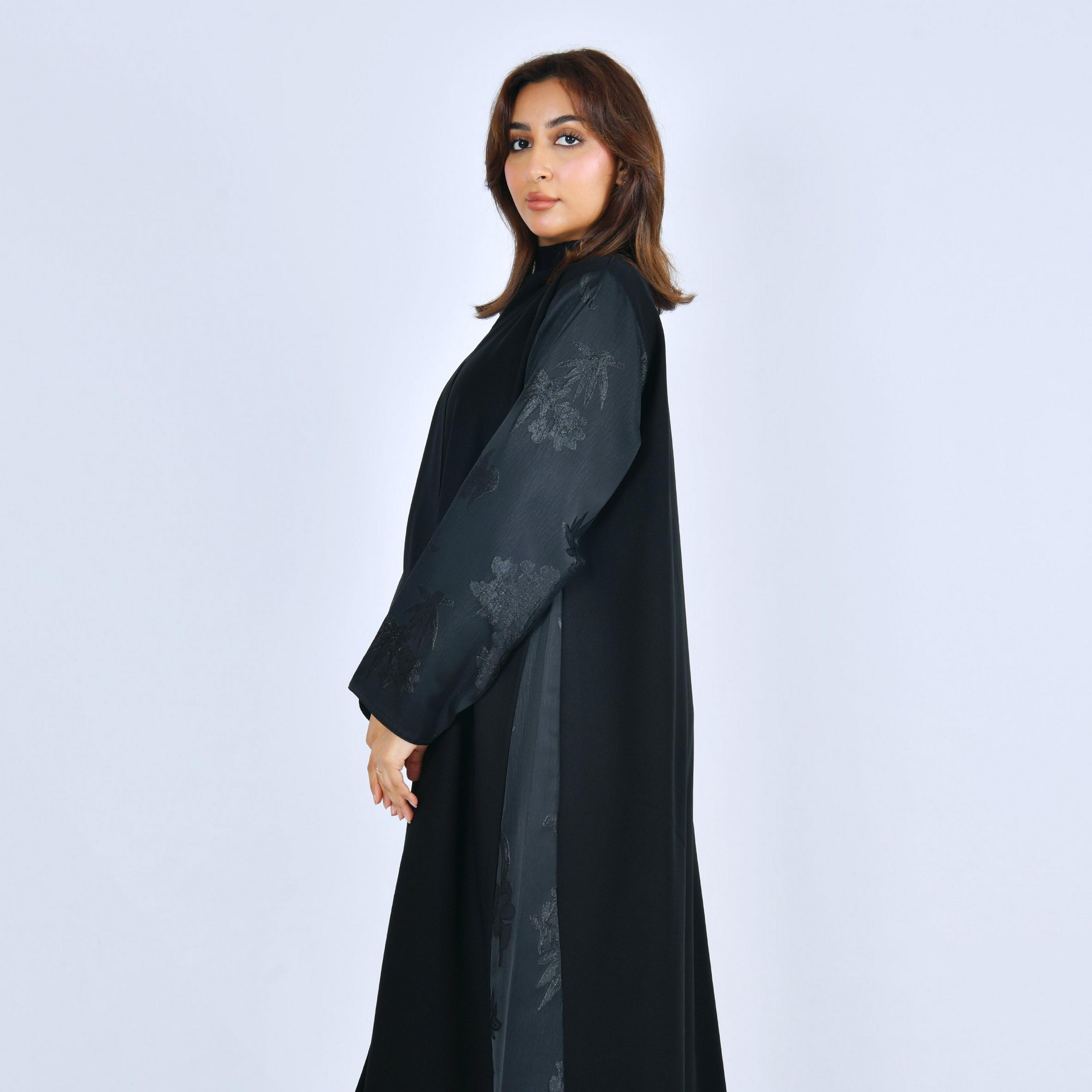 عباية كتان بقماش "جاكارد فلورال" وتصميم "ديوال تون" نسائية - أسود من لمحة-women-arabicclothing-abayas-image-2