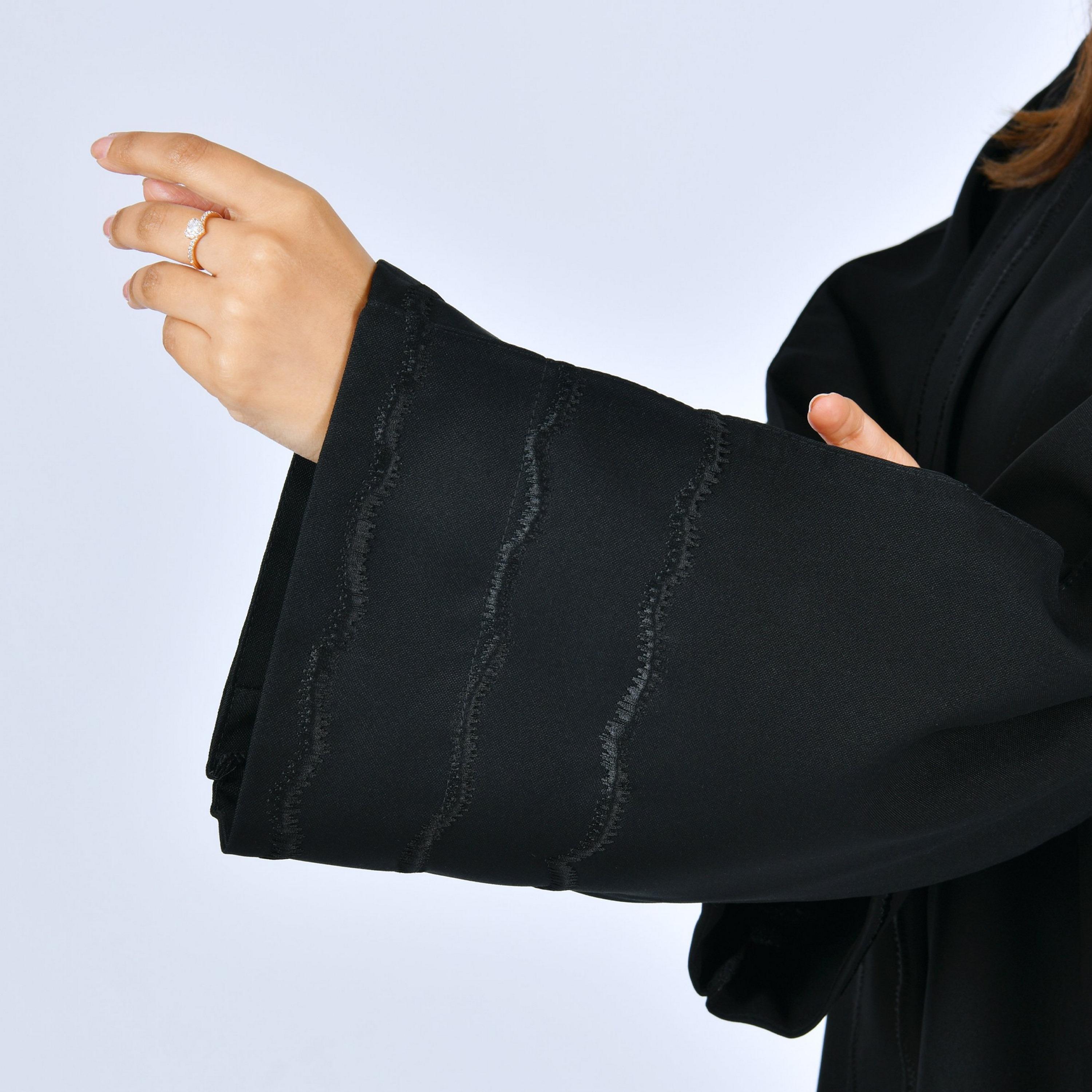 عباية كتان بأكمام واسعة وتطريز "ويف" نسائية - أسود من لمحة-women-arabicclothing-abayas-image-3