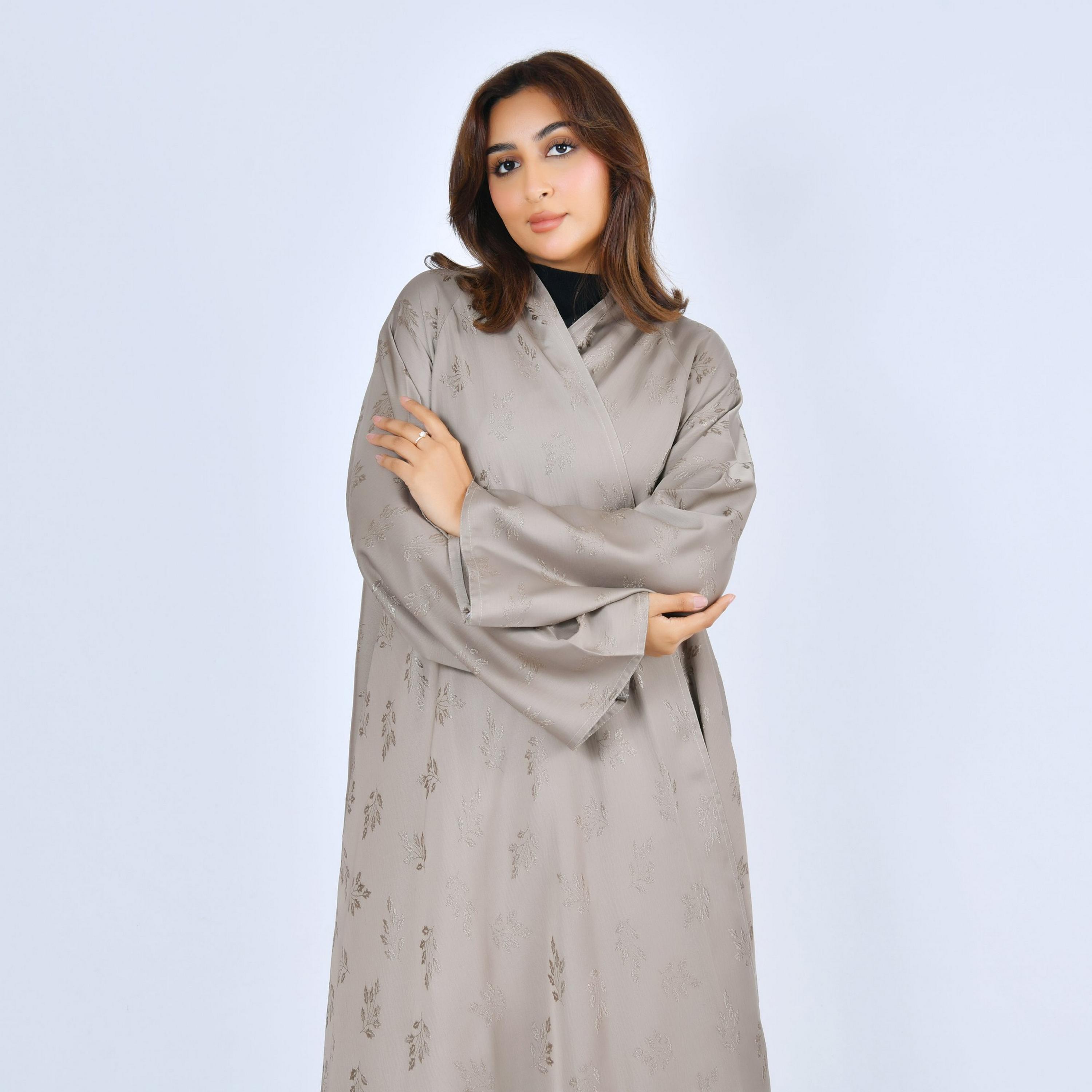 عباية بقصة "كلوش" حرير بأكمام واسعة ونقشة "جاكارد ليف" نسائية - رمادي من لمحة-women-arabicclothing-abayas-image-2