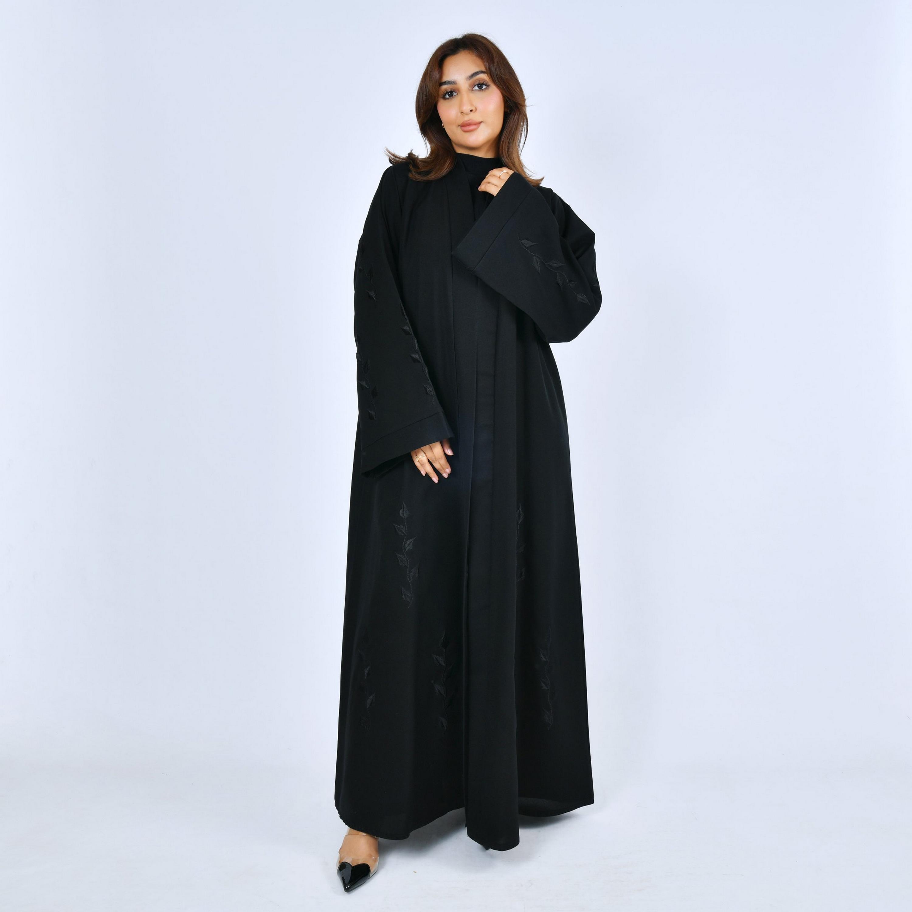 عباية بقصة "كلوش" كتان بأكمام واسعة وتطريز "ليف" نسائية - أسود من لمحة-women-arabicclothing-abayas-image-1