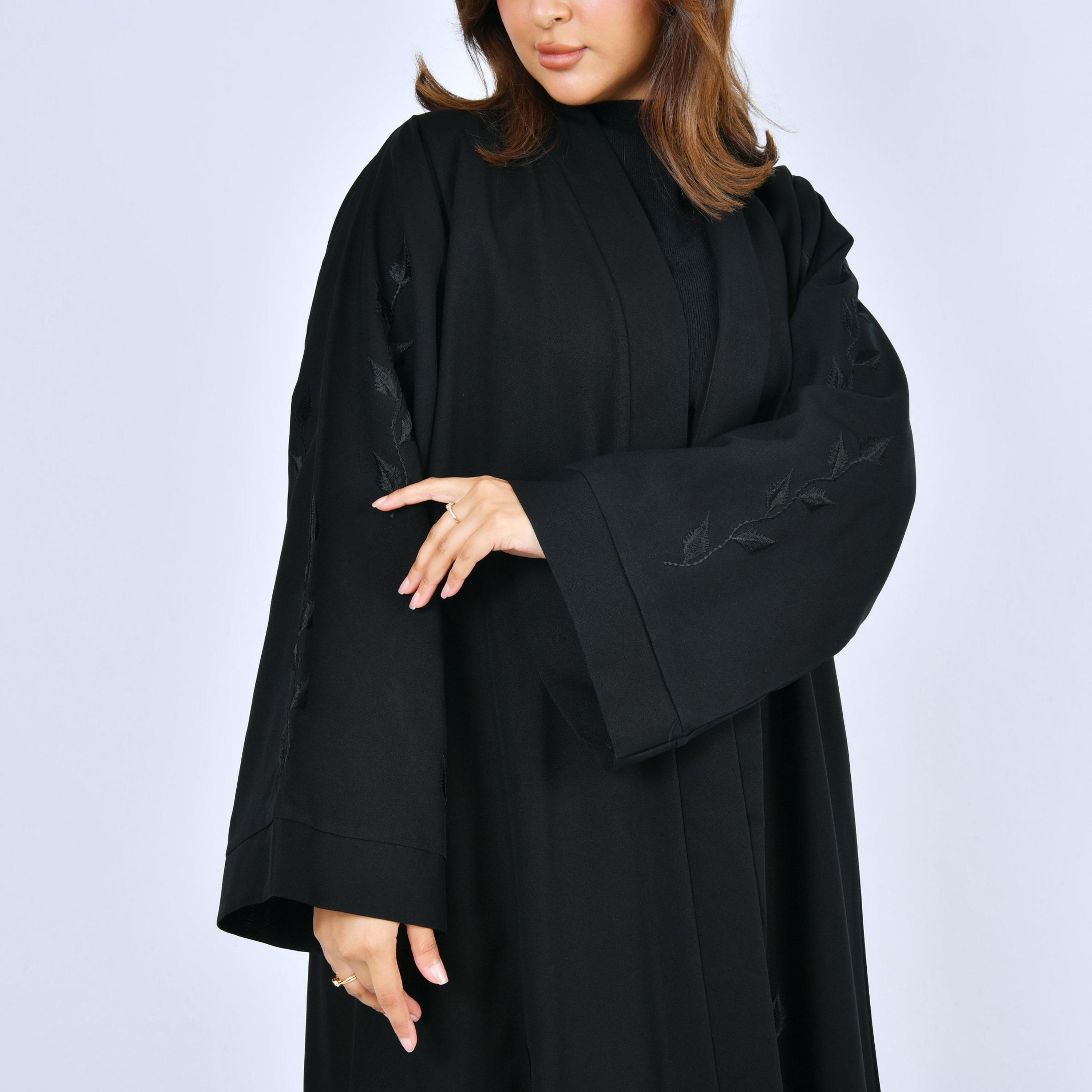عباية بقصة "كلوش" كتان بأكمام واسعة وتطريز "ليف" نسائية - أسود من لمحة-women-arabicclothing-abayas-image-2