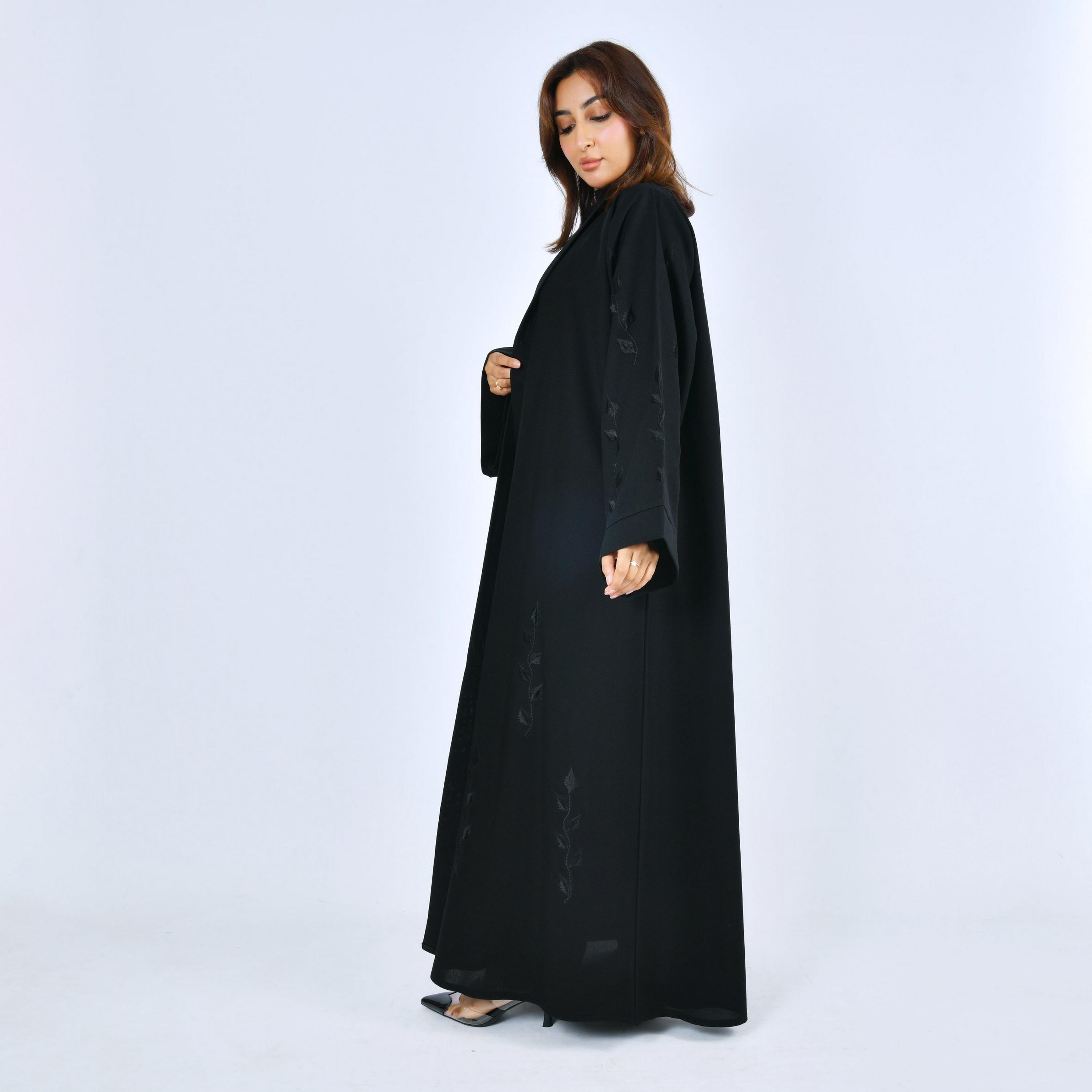 عباية بقصة "كلوش" كتان بأكمام واسعة وتطريز "ليف" نسائية - أسود من لمحة-women-arabicclothing-abayas-image-3