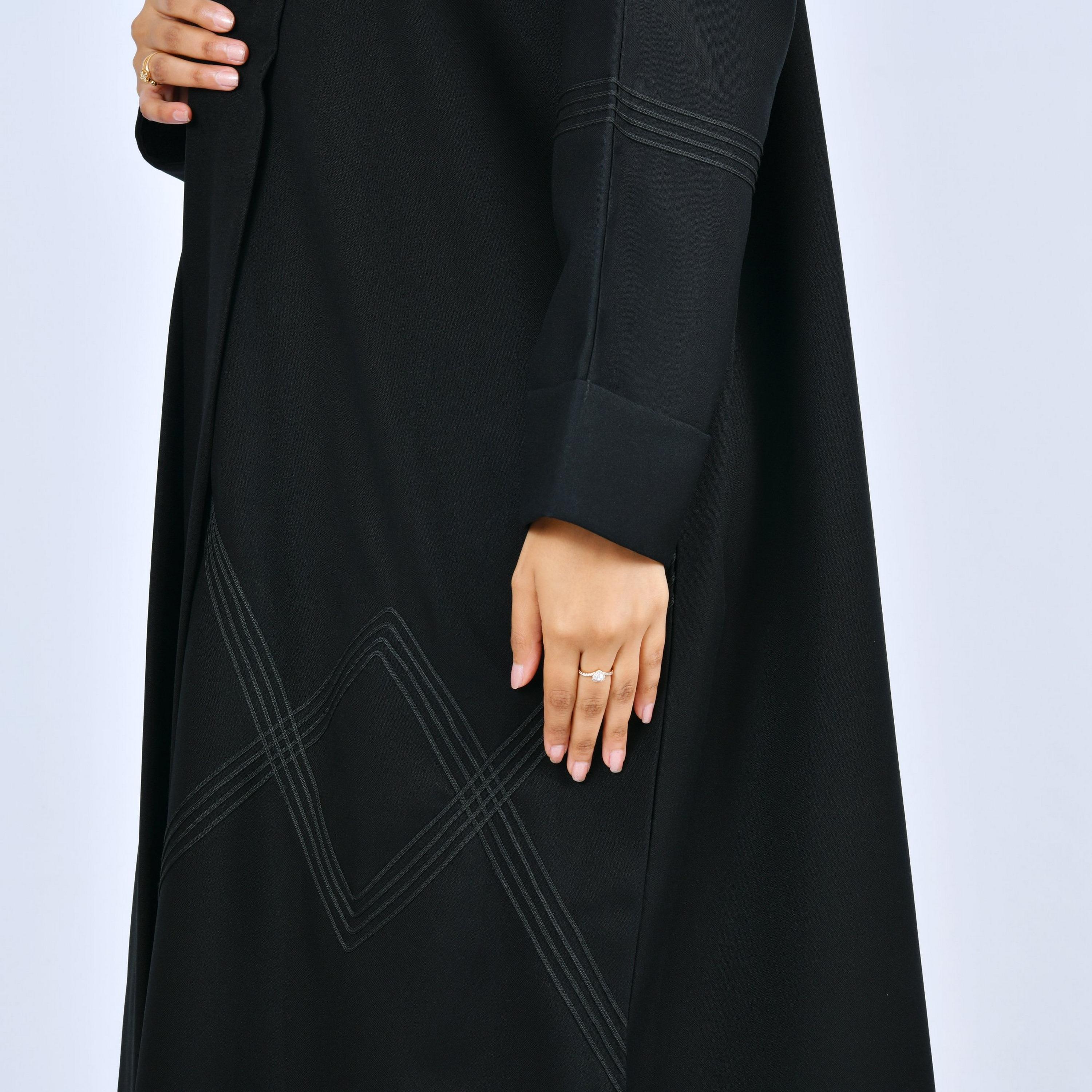 عباية بقصة "مغربي ستايل" كتان بتفاصيل "ستيتش لاين" نسائية - أسود من لمحة-women-arabicclothing-abayas-image-4