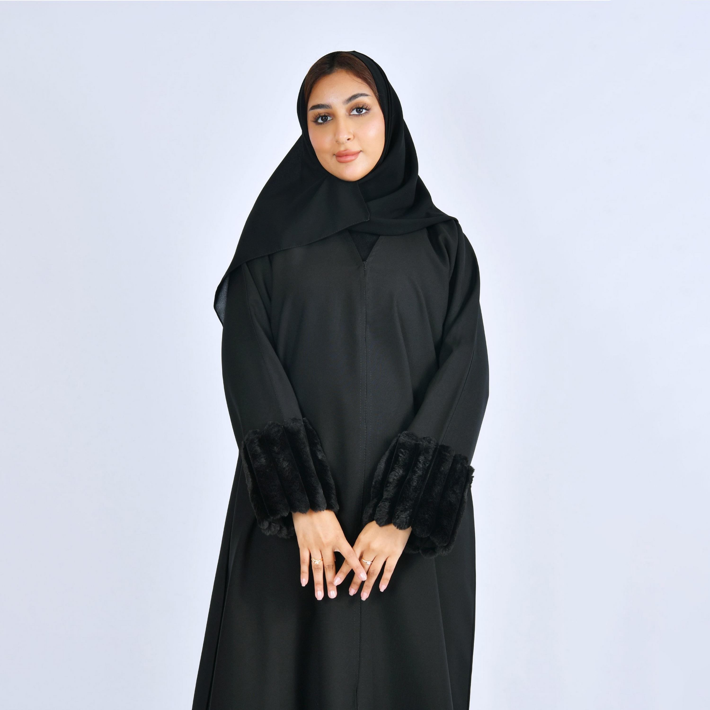 عباية كتان بأكمام "فرو" مع حجاب نسائية - أسود من لمحة-women-arabicclothing-abayas-image-2