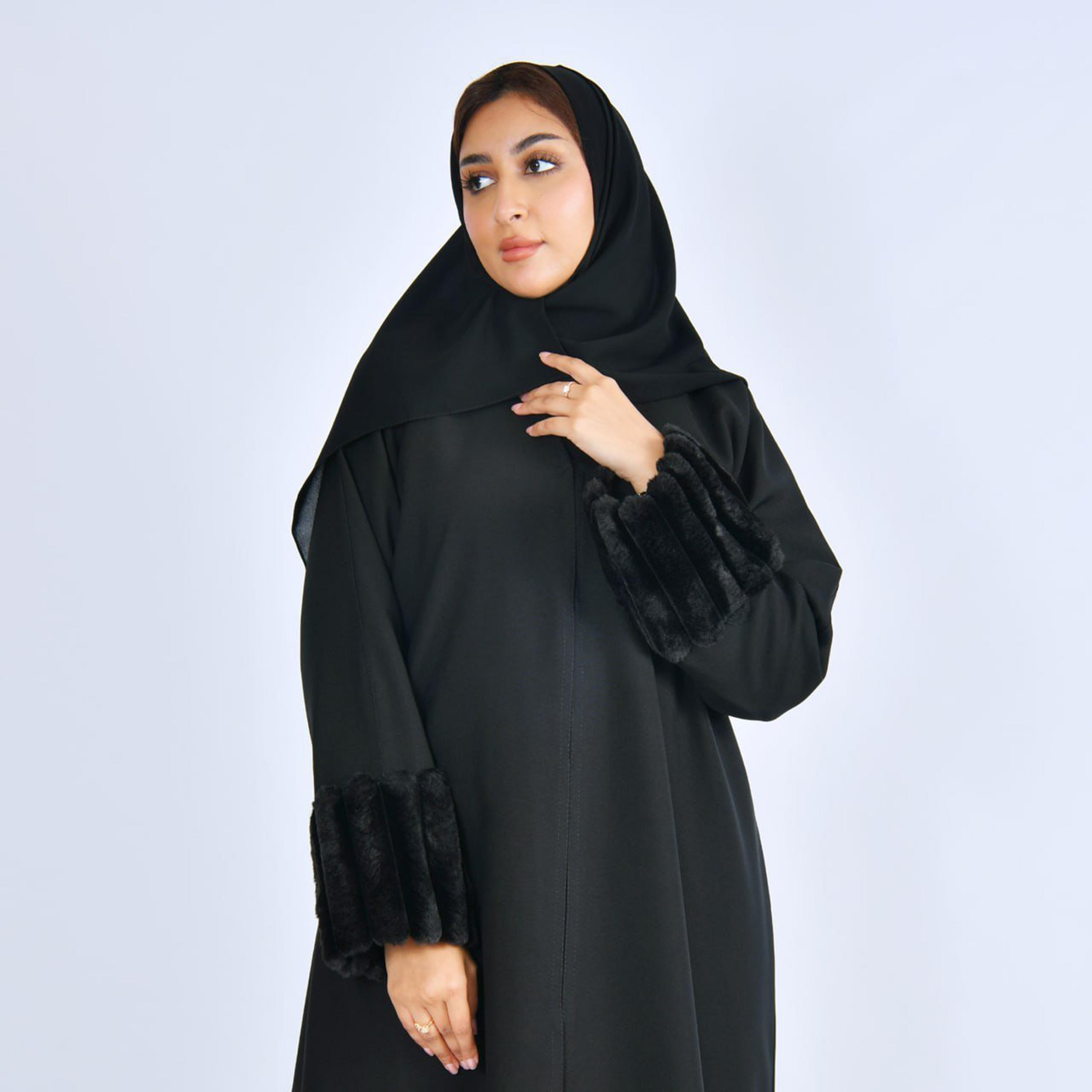 عباية كتان بأكمام "فرو" مع حجاب نسائية - أسود من لمحة-women-arabicclothing-abayas-image-3
