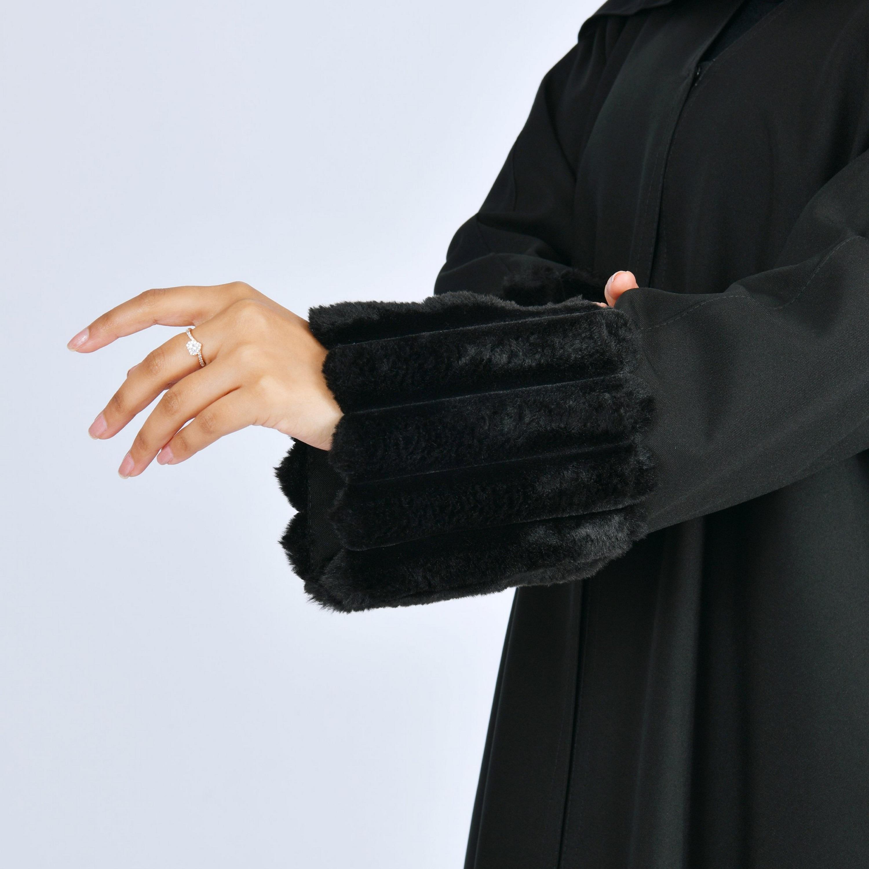 عباية كتان بأكمام "فرو" مع حجاب نسائية - أسود من لمحة-women-arabicclothing-abayas-image-4