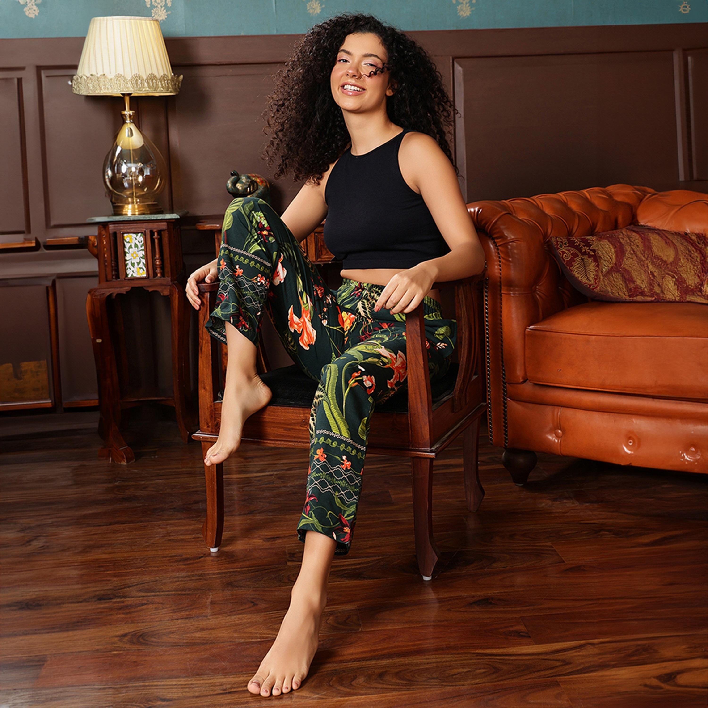 بيجامة بطبعة "برينت مي بريتي" - قطن أخضر داكن من كلوفيا-women-clothing-nightwear-pyjamas-bottoms-image-2