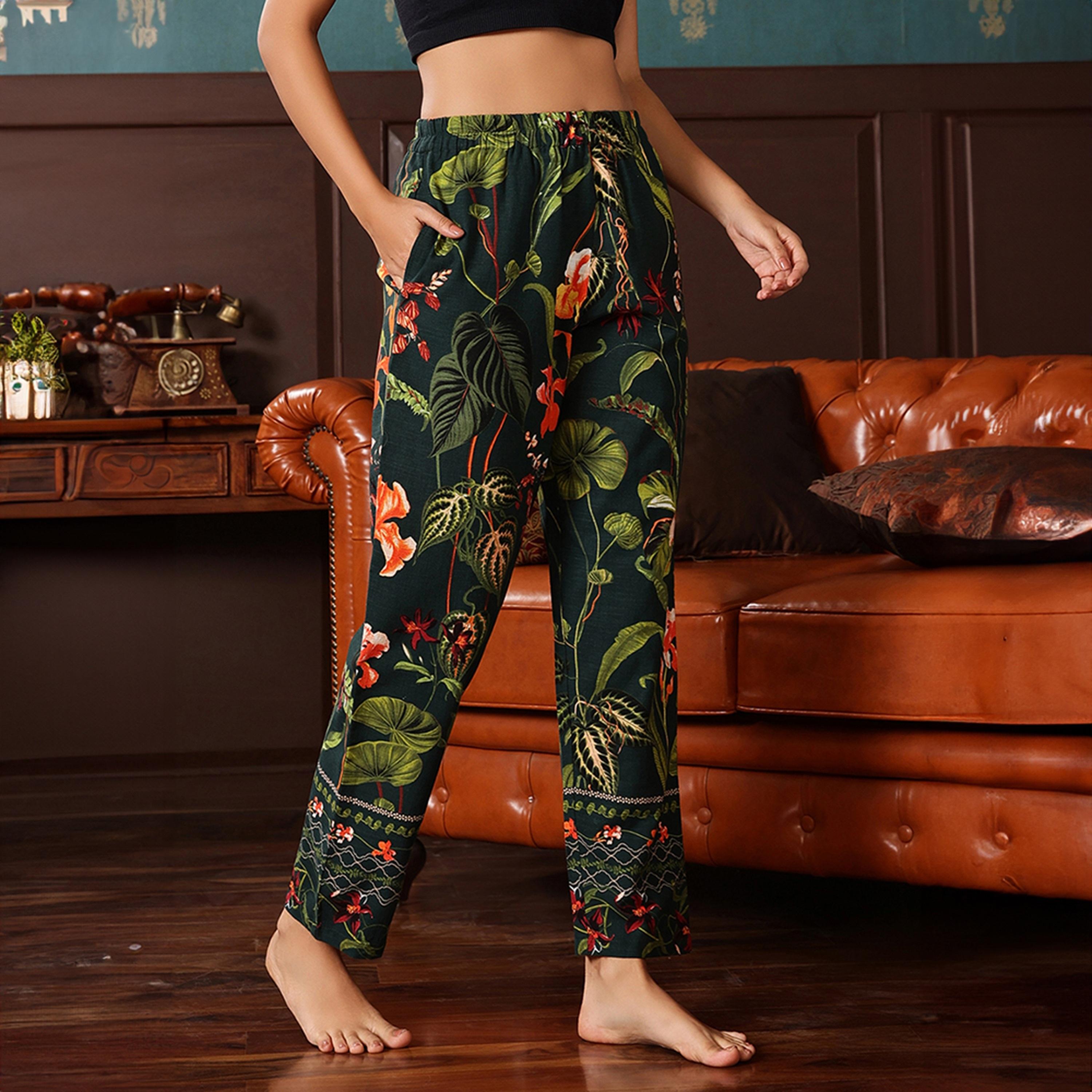 بيجامة بطبعة "برينت مي بريتي" - قطن أخضر داكن من كلوفيا-women-clothing-nightwear-pyjamas-bottoms-image-3
