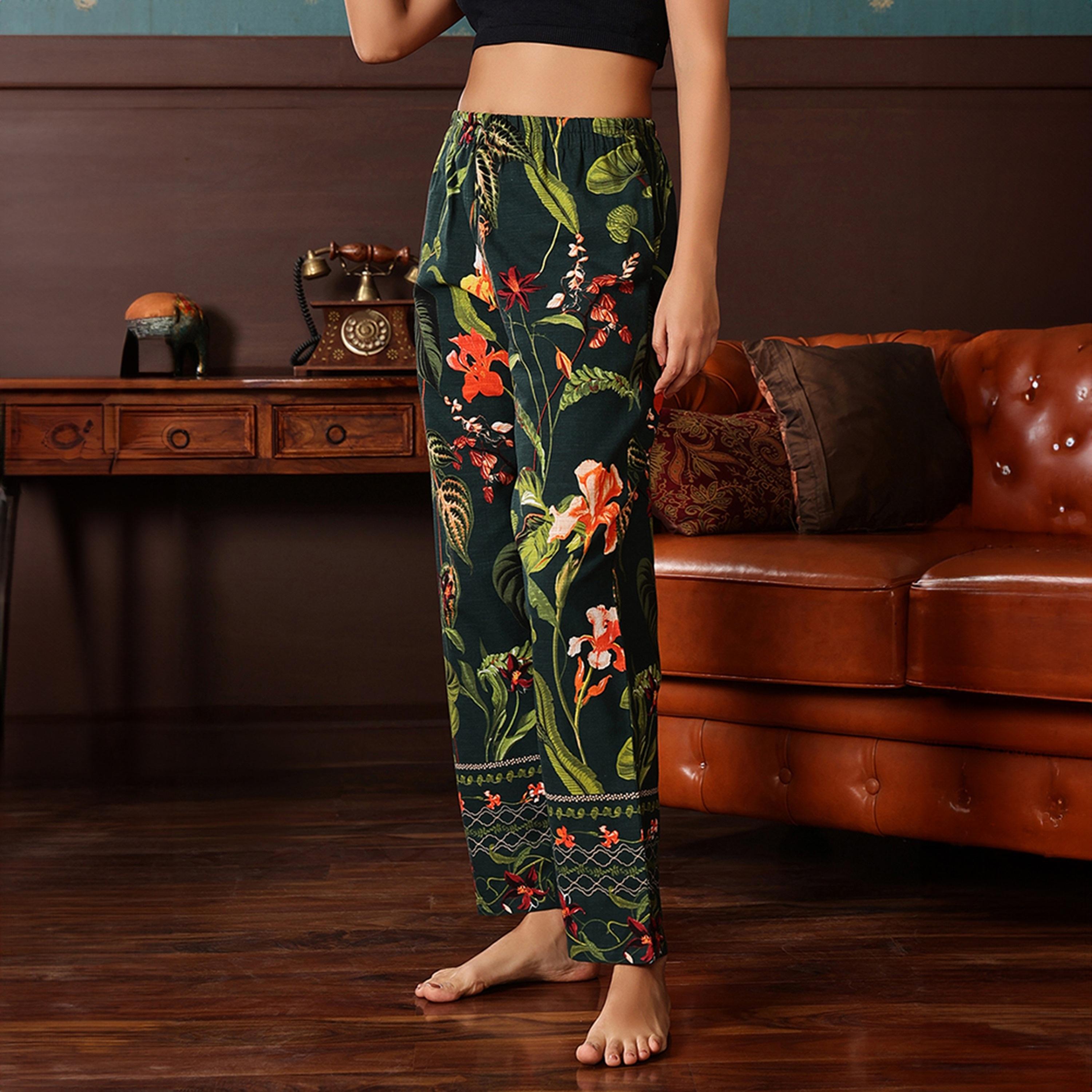 بيجامة بطبعة "برينت مي بريتي" - قطن أخضر داكن من كلوفيا-women-clothing-nightwear-pyjamas-bottoms-image-4