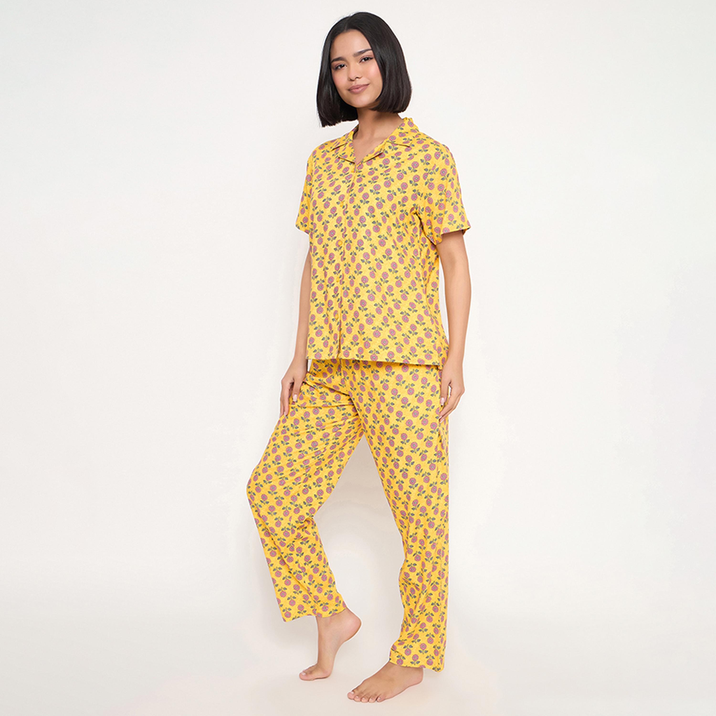 طقم قميص وبيجامة بأزرار وطبعة عباد الشمس - ريون أصفر فاتح من كلوفيا-women-clothing-nightwear-pyjamas-longsets-image-2