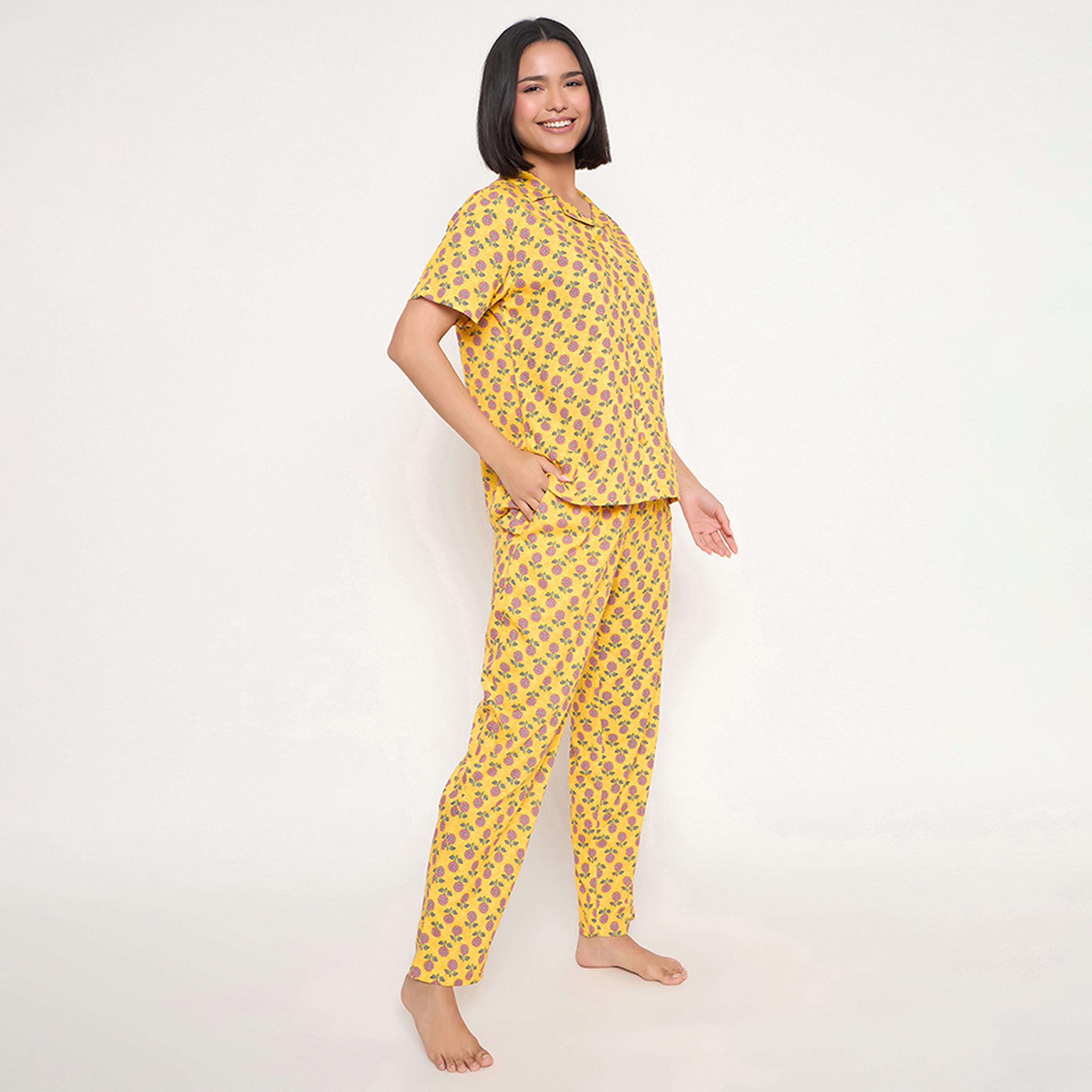 طقم قميص وبيجامة بأزرار وطبعة عباد الشمس - ريون أصفر فاتح من كلوفيا-women-clothing-nightwear-pyjamas-longsets-image-3
