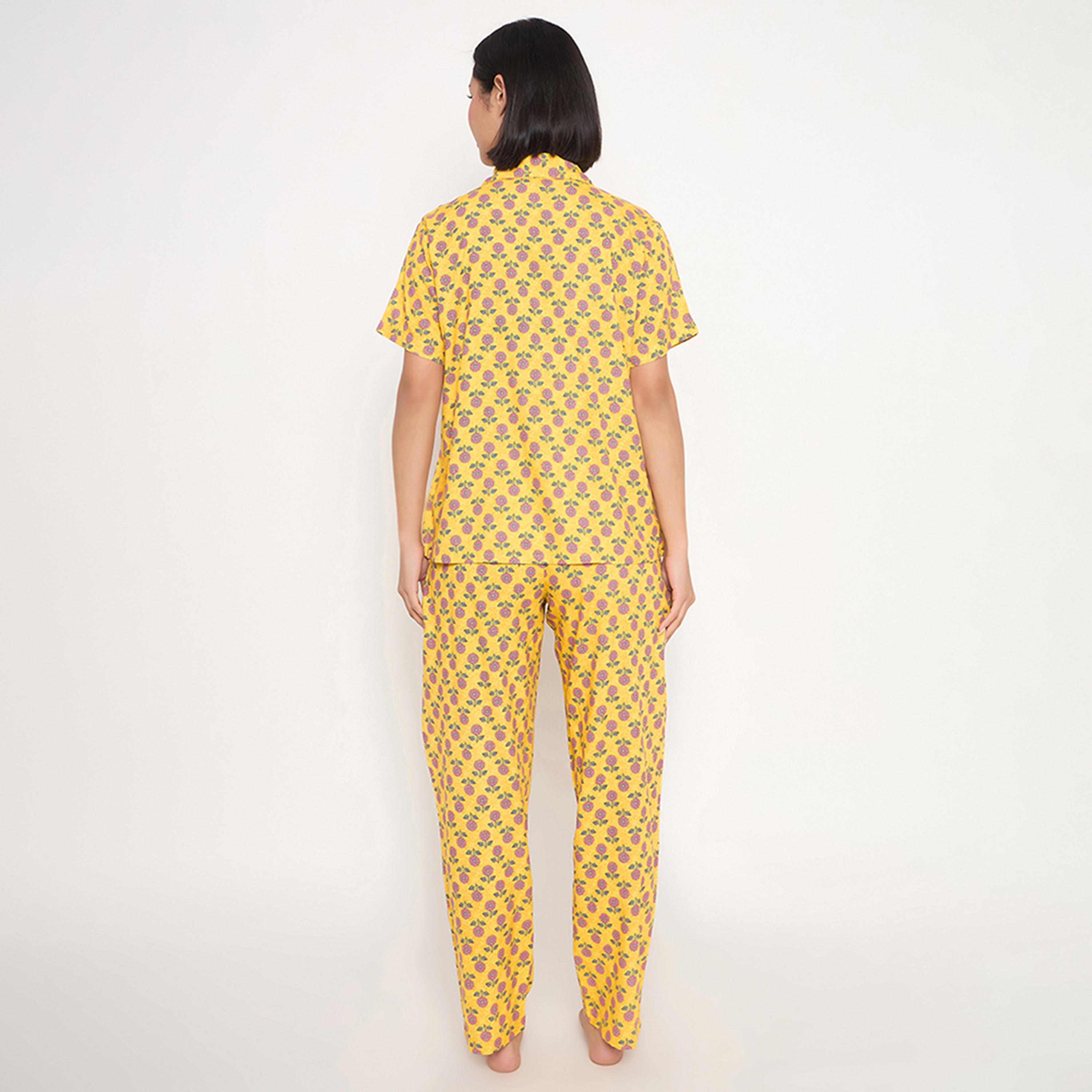 طقم قميص وبيجامة بأزرار وطبعة عباد الشمس - ريون أصفر فاتح من كلوفيا-women-clothing-nightwear-pyjamas-longsets-image-4