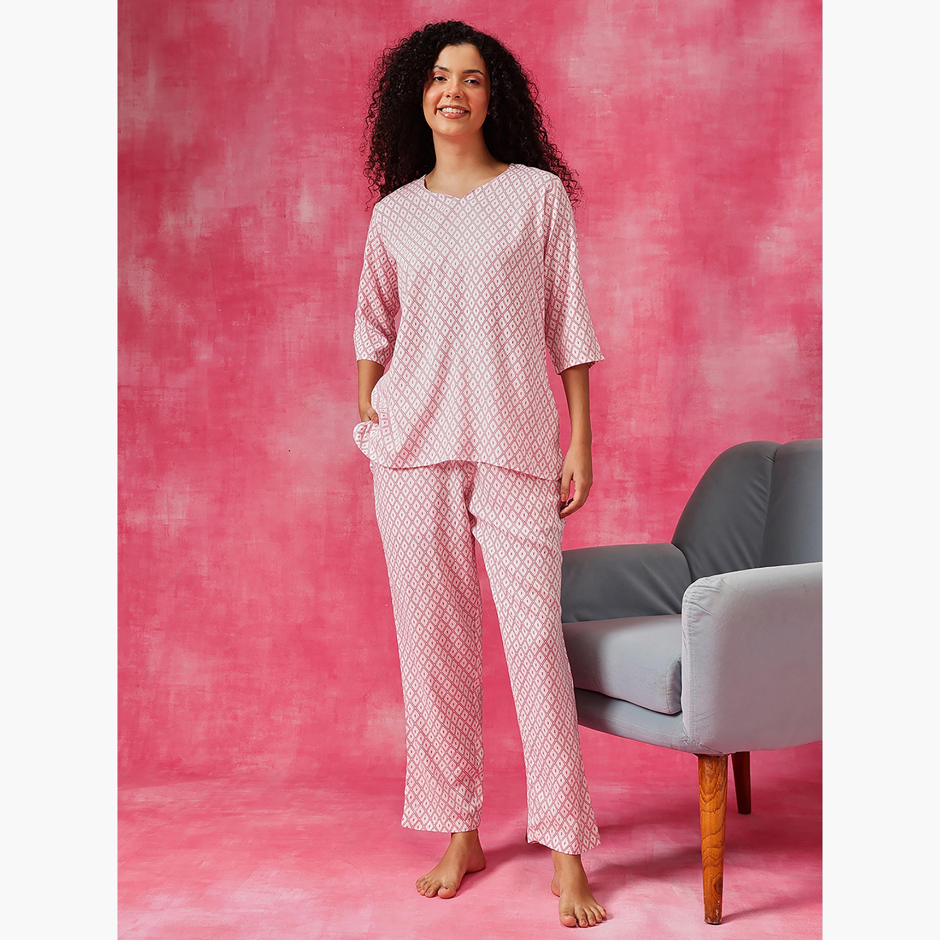 طقم توب وبيجامة كورتا بطبعة هندسية - ريون أبيض من كلوفيا-women-clothing-nightwear-pyjamas-longsets-image-1