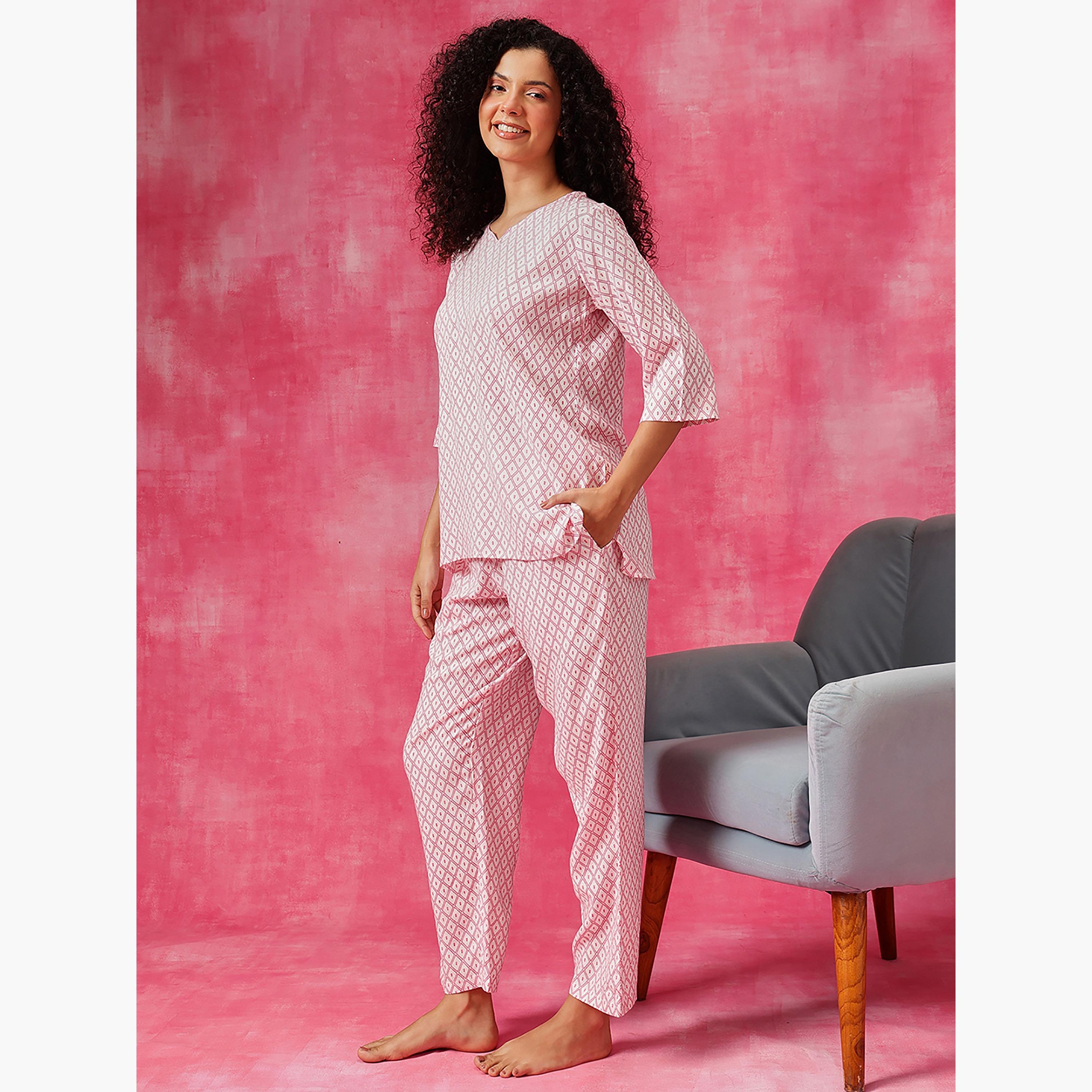 طقم توب وبيجامة كورتا بطبعة هندسية - ريون أبيض من كلوفيا-women-clothing-nightwear-pyjamas-longsets-image-2
