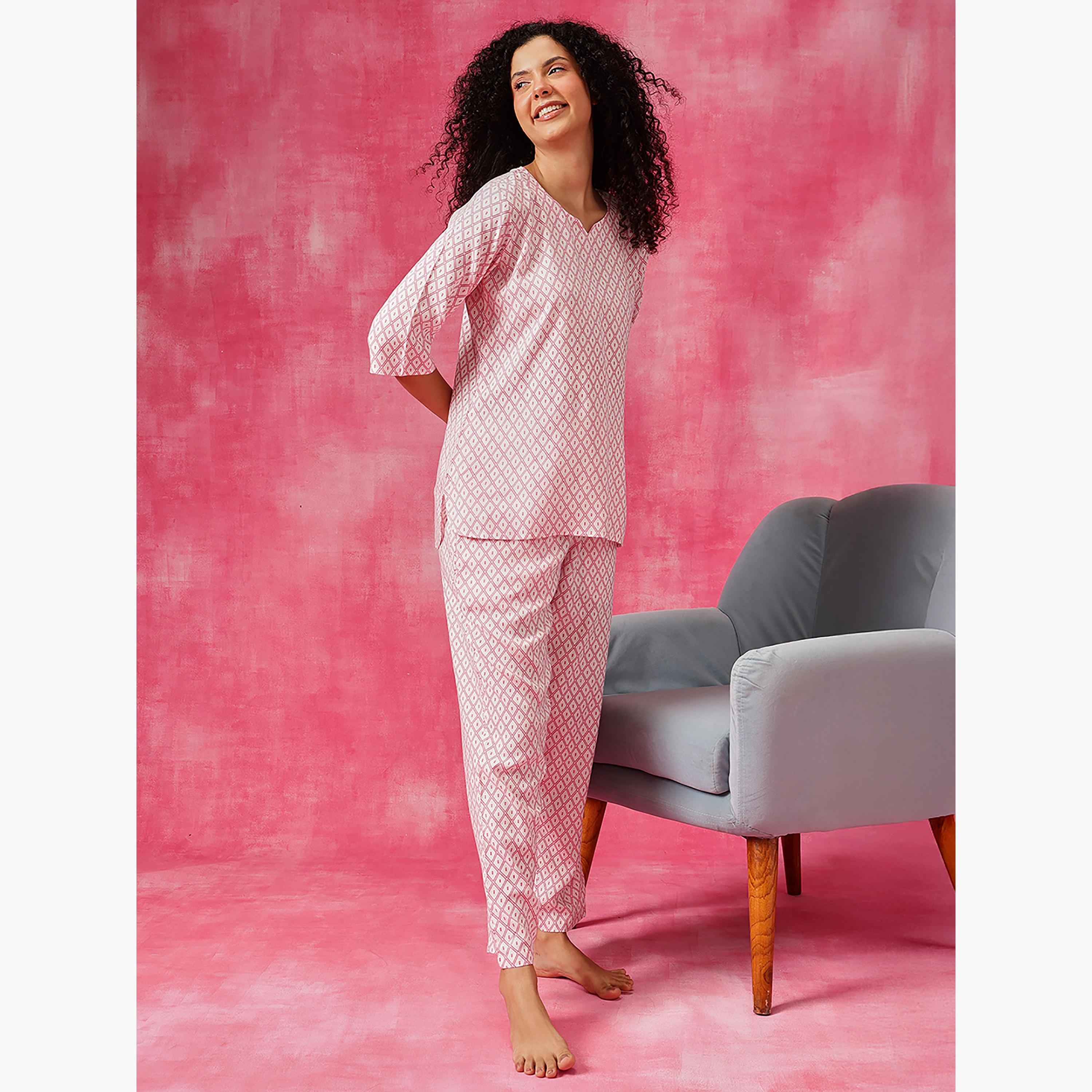 طقم توب وبيجامة كورتا بطبعة هندسية - ريون أبيض من كلوفيا-women-clothing-nightwear-pyjamas-longsets-image-3