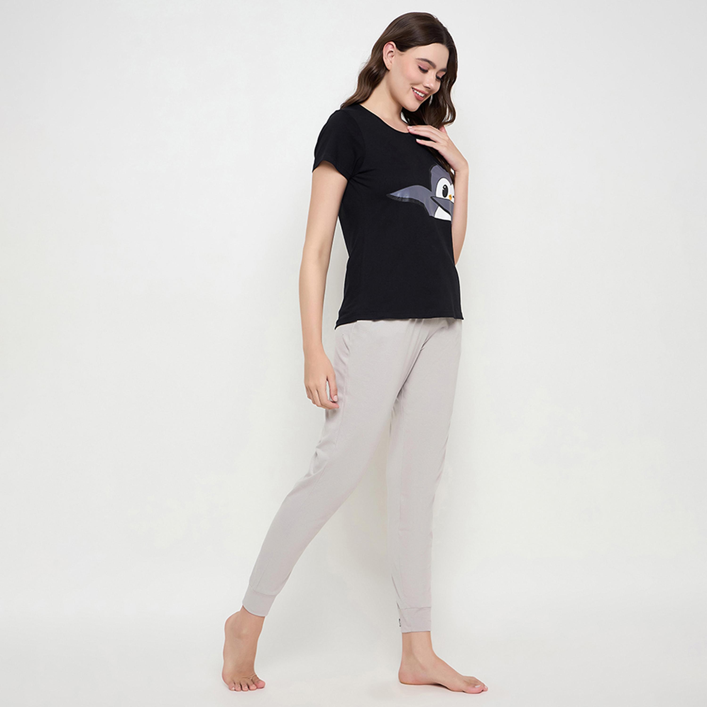 طقم توب وجوجر بطبعة بطريق - 100% قطن أسود من كلوفيا-women-clothing-nightwear-pyjamas-longsets-image-3