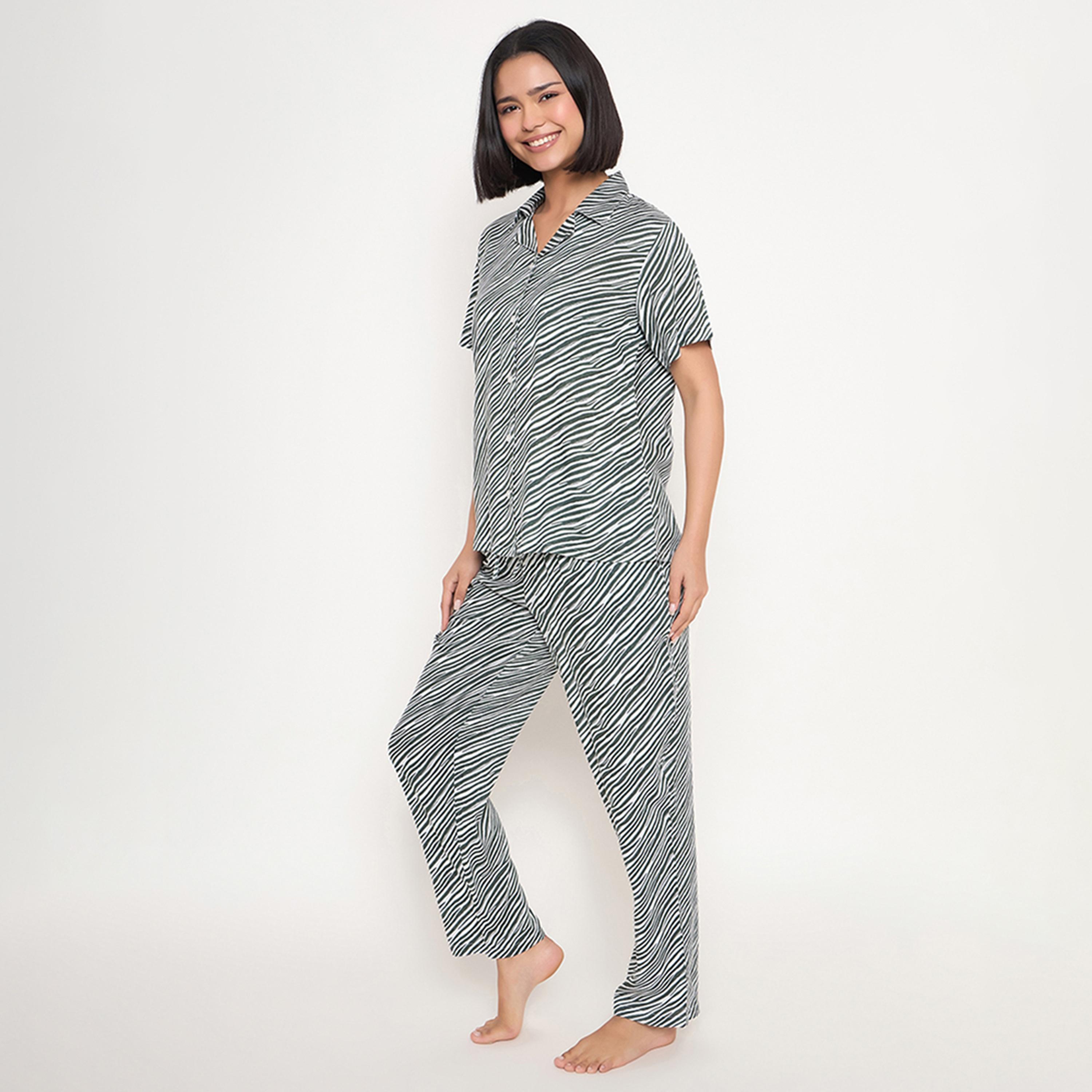 طقم قميص وبيجامة بأزرار وطبعة خطوط - ريون أخضر داكن من كلوفيا-women-clothing-nightwear-pyjamas-longsets-image-2