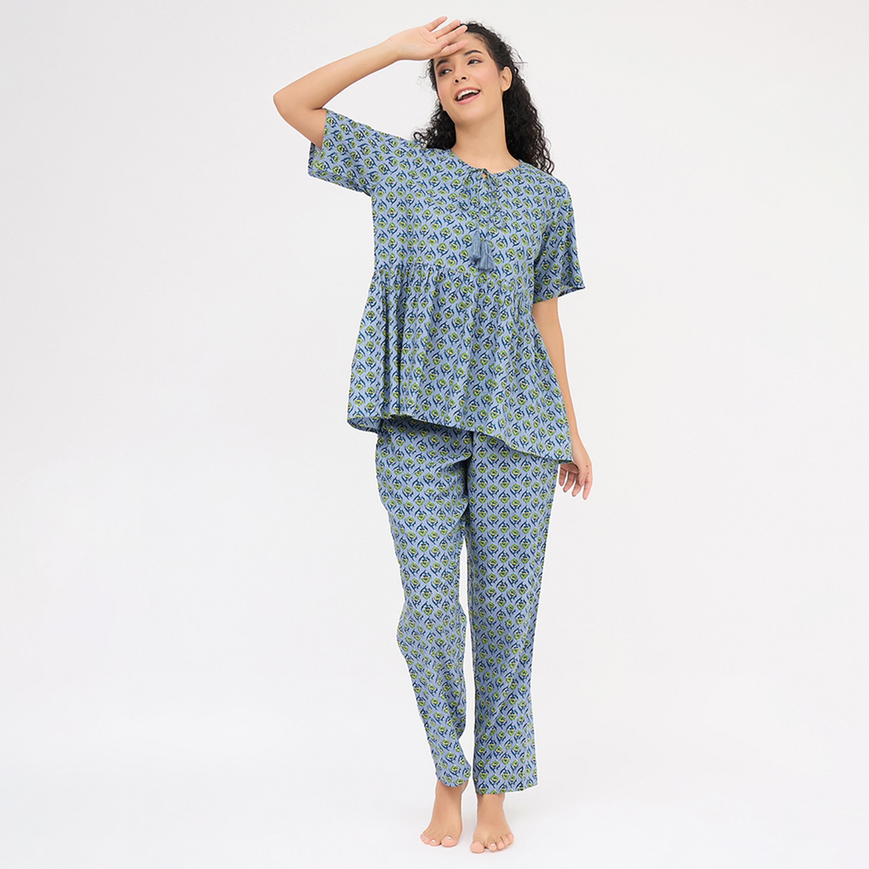 طقم توب وبيجامة بـ"بيبلوم" وطبعة بلوك - ريون أزرق حجري من كلوفيا-women-clothing-nightwear-pyjamas-longsets-image-1