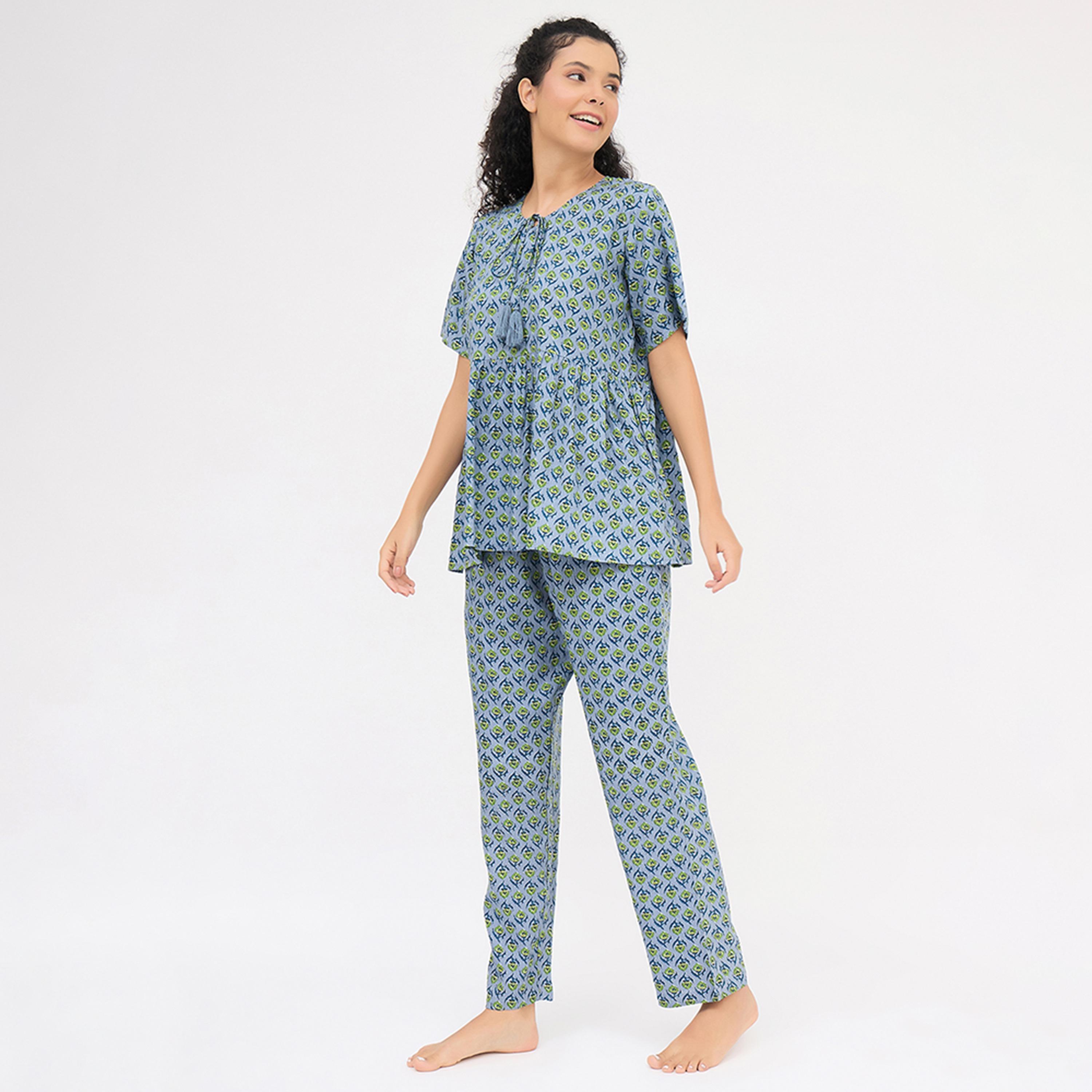 طقم توب وبيجامة بـ"بيبلوم" وطبعة بلوك - ريون أزرق حجري من كلوفيا-women-clothing-nightwear-pyjamas-longsets-image-2