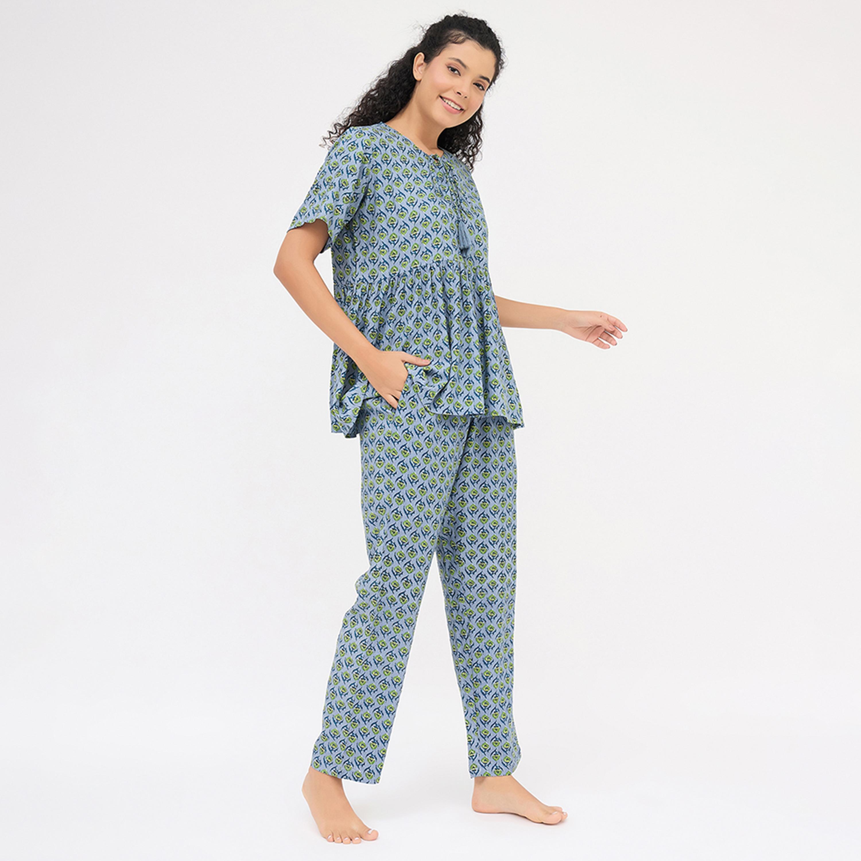 طقم توب وبيجامة بـ"بيبلوم" وطبعة بلوك - ريون أزرق حجري من كلوفيا-women-clothing-nightwear-pyjamas-longsets-image-3
